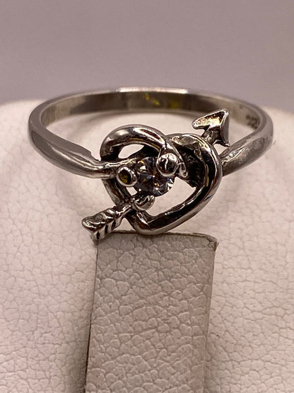 Anillo Corazón con Flecha y Zirconia en Plata 925, sello de autenticidad Plata Ley .925