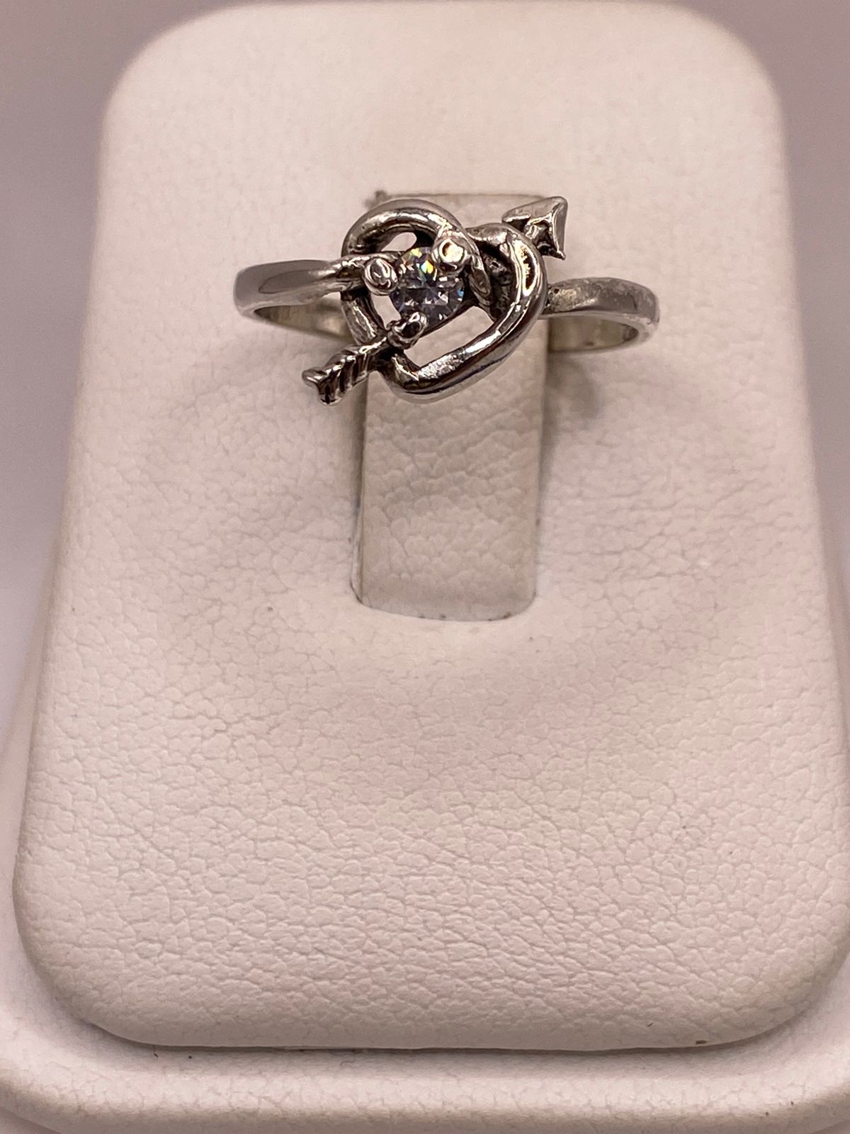 Anillo Corazón con Flecha y Zirconia en Plata 925 — ángulo diagonal