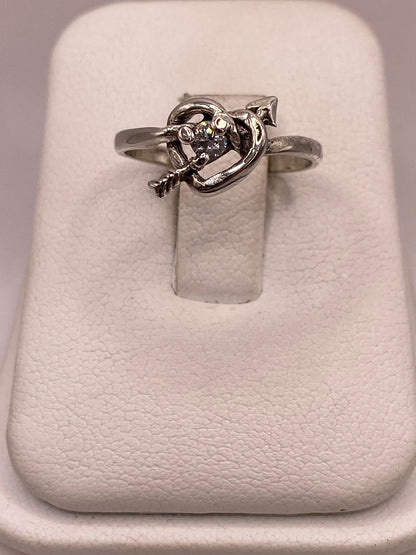 Anillo Corazón con Flecha y Zirconia en Plata 925 — ángulo diagonal