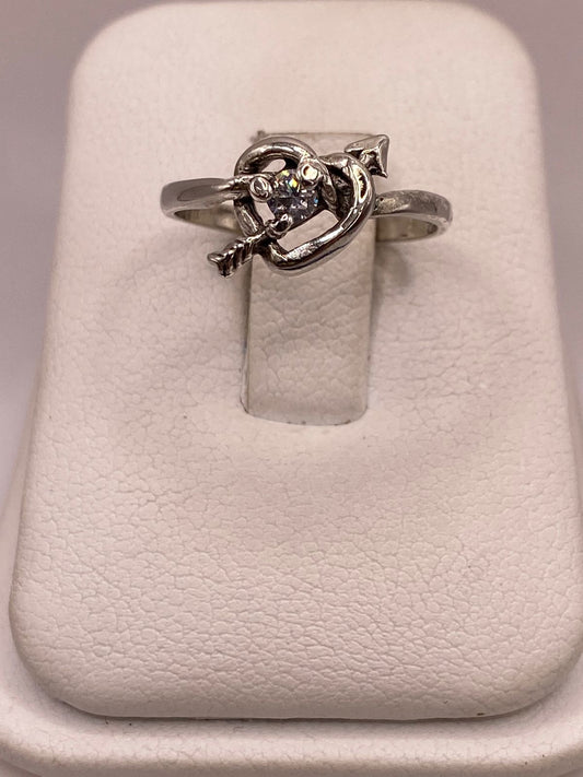 Anillo Corazón con Flecha y Zirconia en Plata 925 — ángulo diagonal