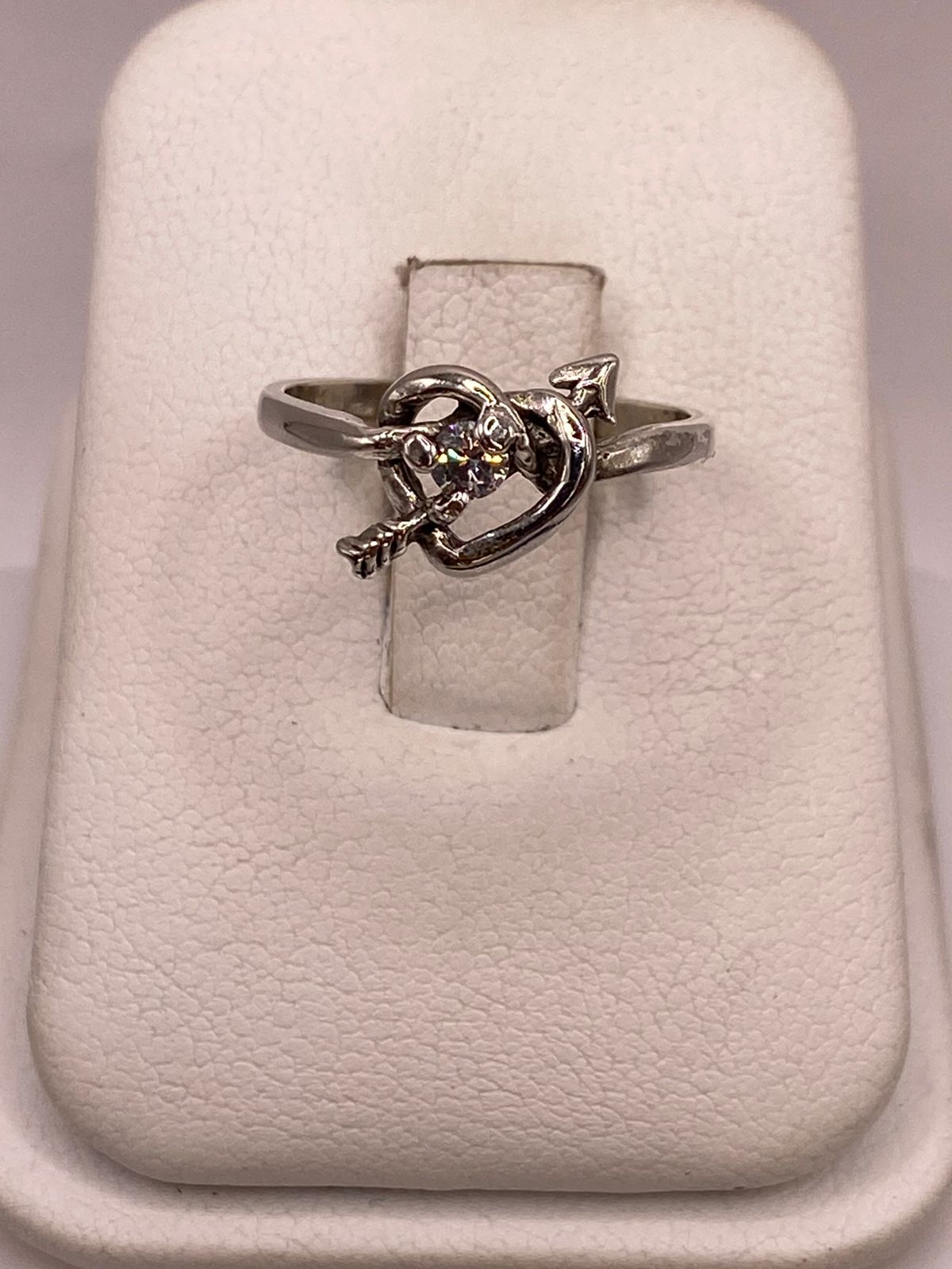 Anillo Corazón con Flecha y Zirconia en Plata 925, vista de detalle