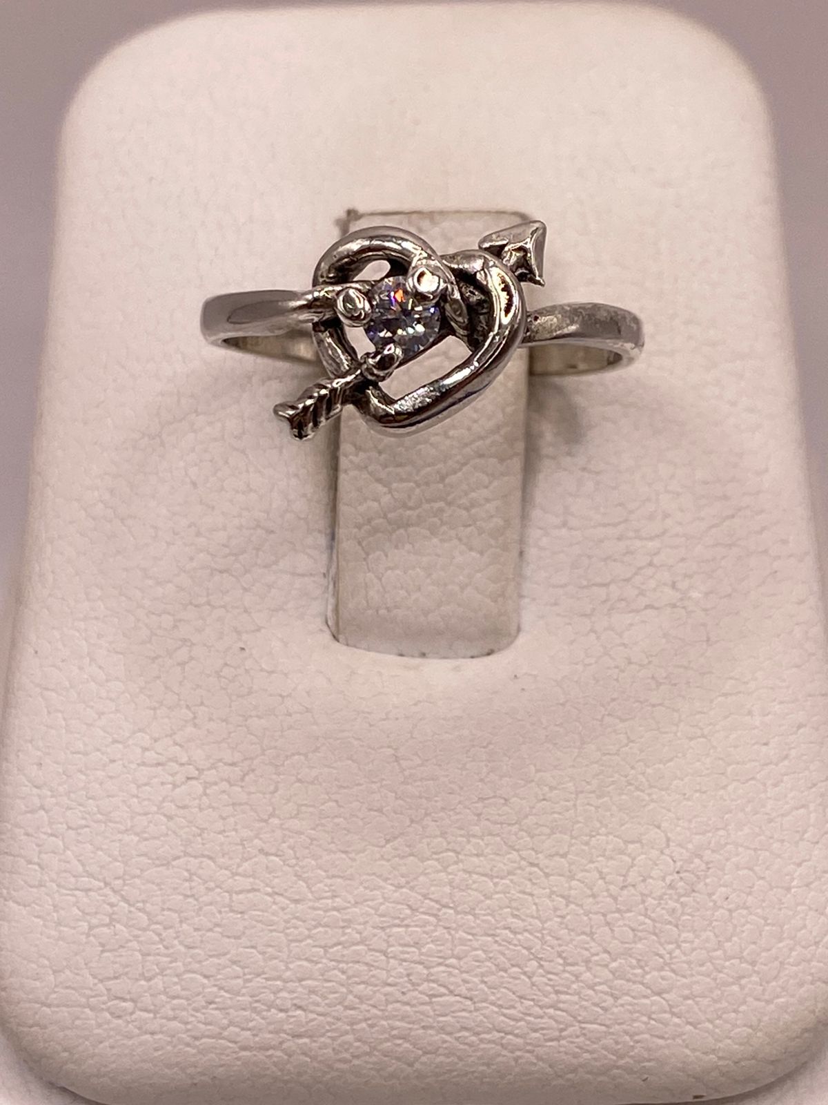 Anillo Corazón con Flecha y Zirconia en Plata 925, vista frontal