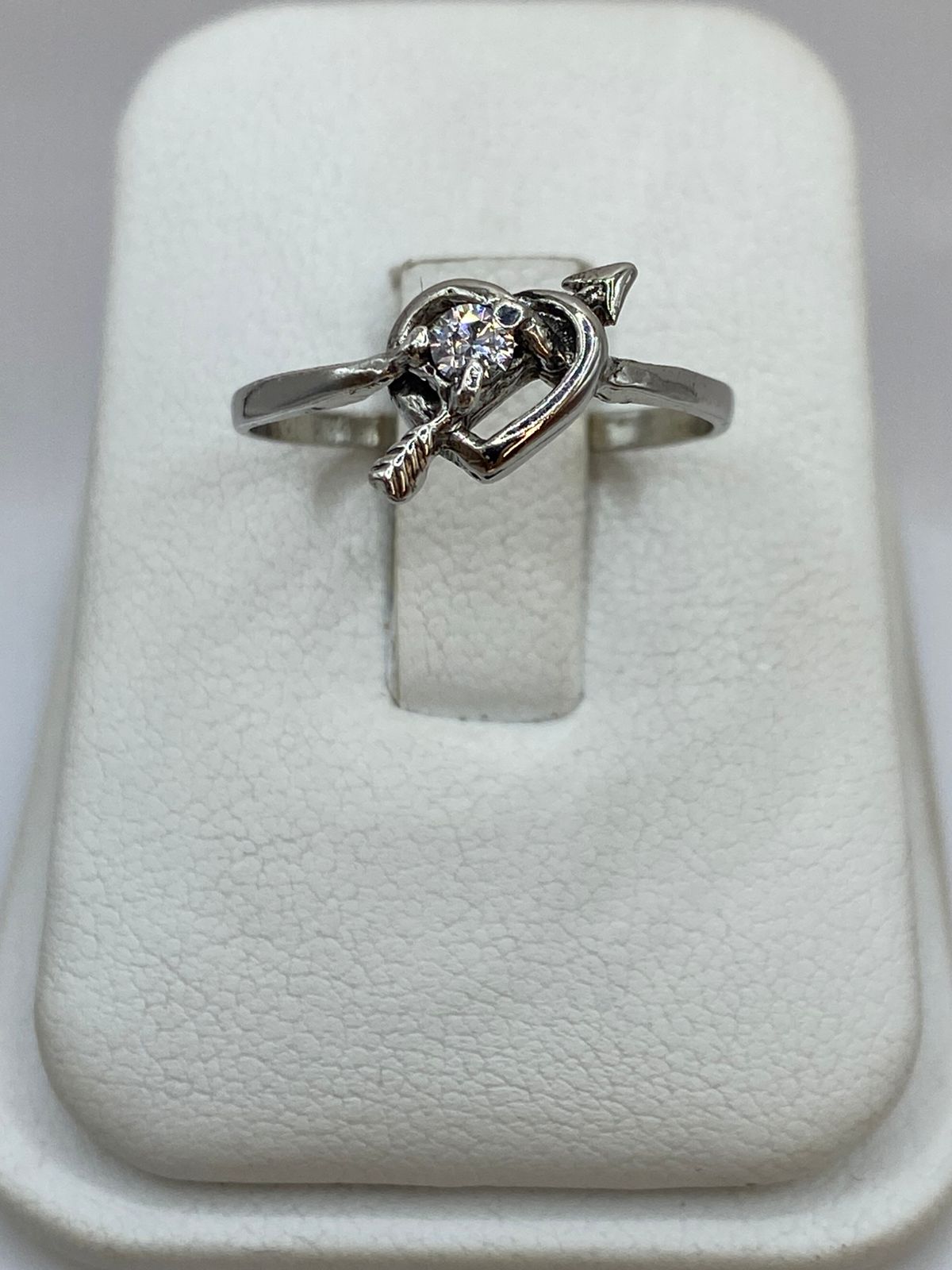 Anillo Corazón con Flecha y Zirconia en Plata 925, vista de detalle
