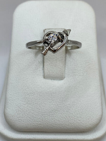 Anillo Corazón con Flecha y Zirconia en Plata 925, vista de detalle