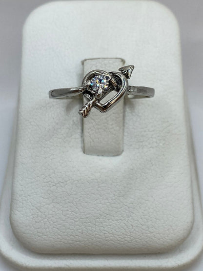Anillo Corazón con Flecha y Zirconia en Plata 925 en báscula mostrando peso