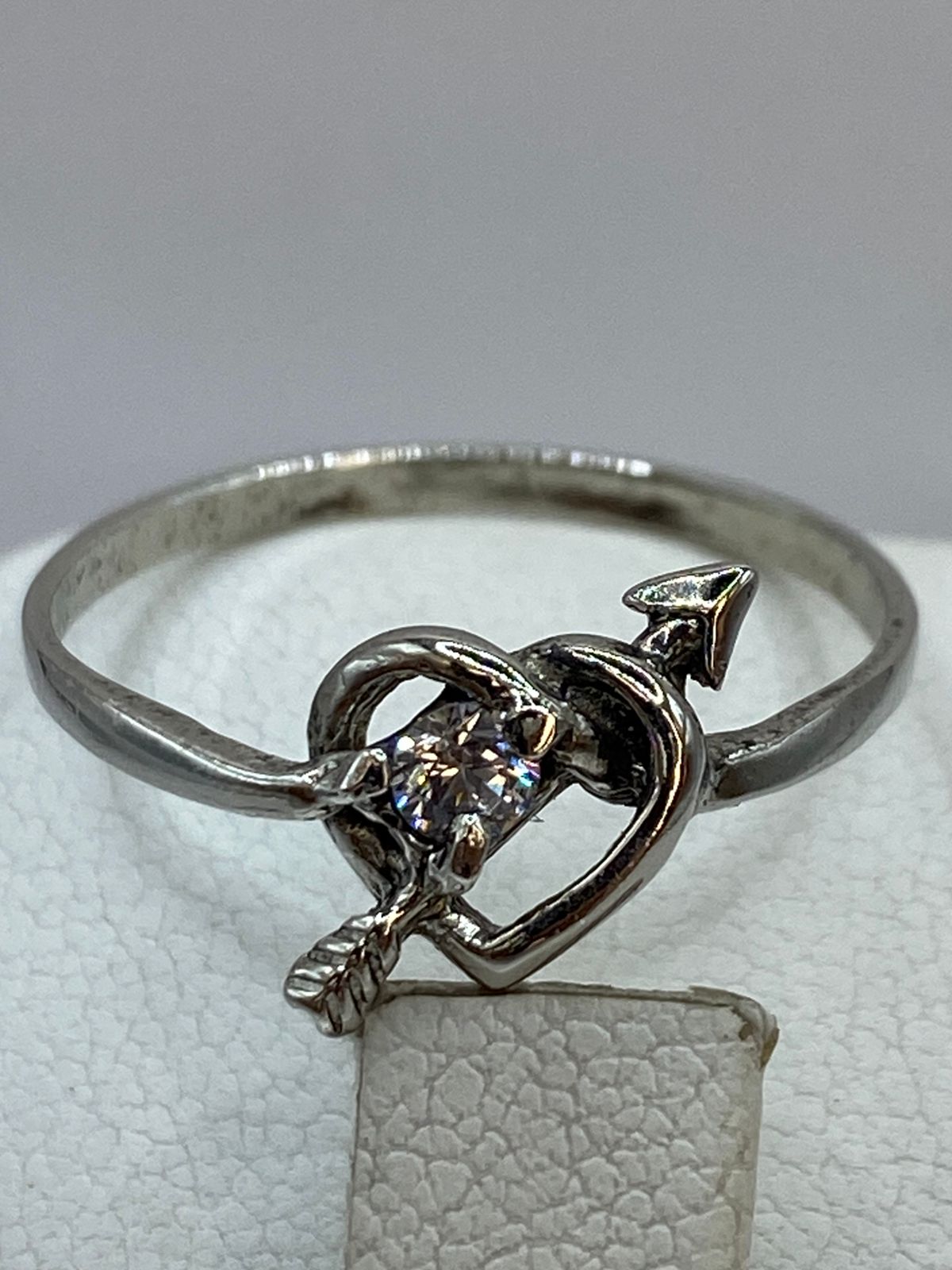 Anillo Corazón con Flecha y Zirconia en Plata 925, sello de autenticidad Plata Ley .925