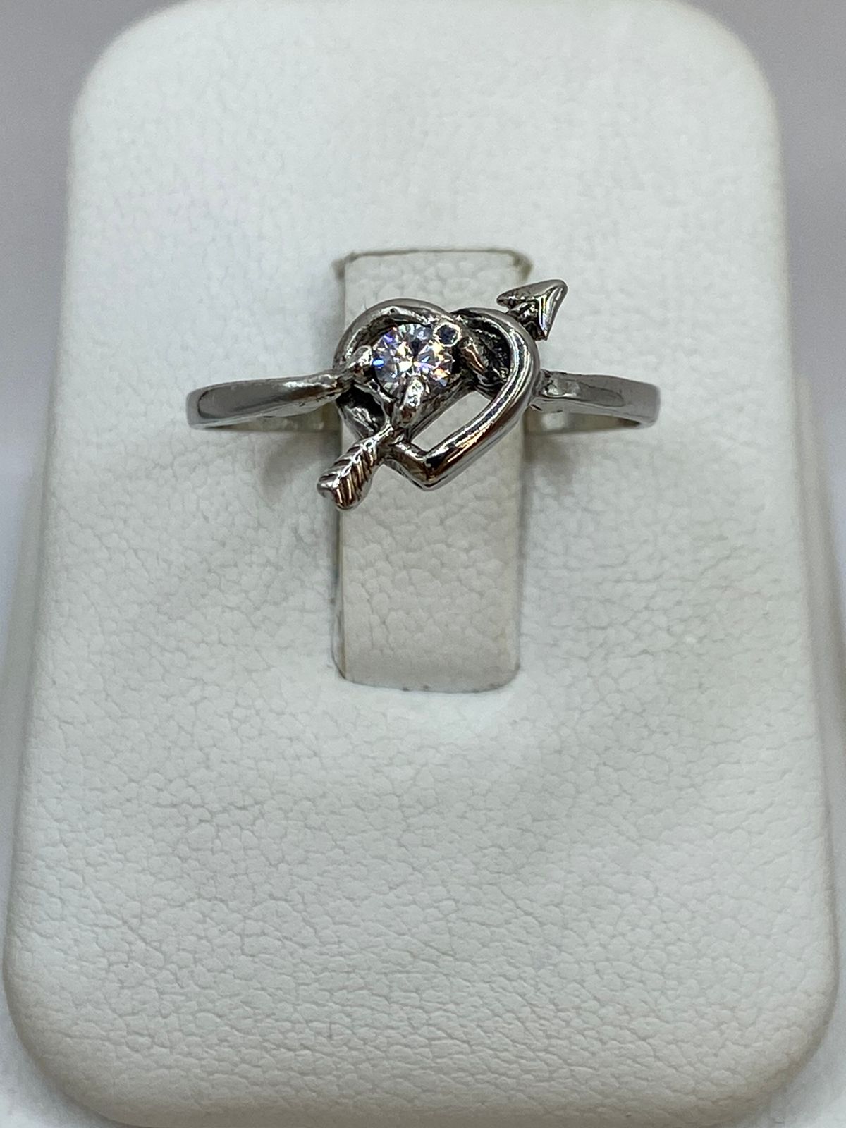 Anillo Corazón con Flecha y Zirconia en Plata 925, vista frontal