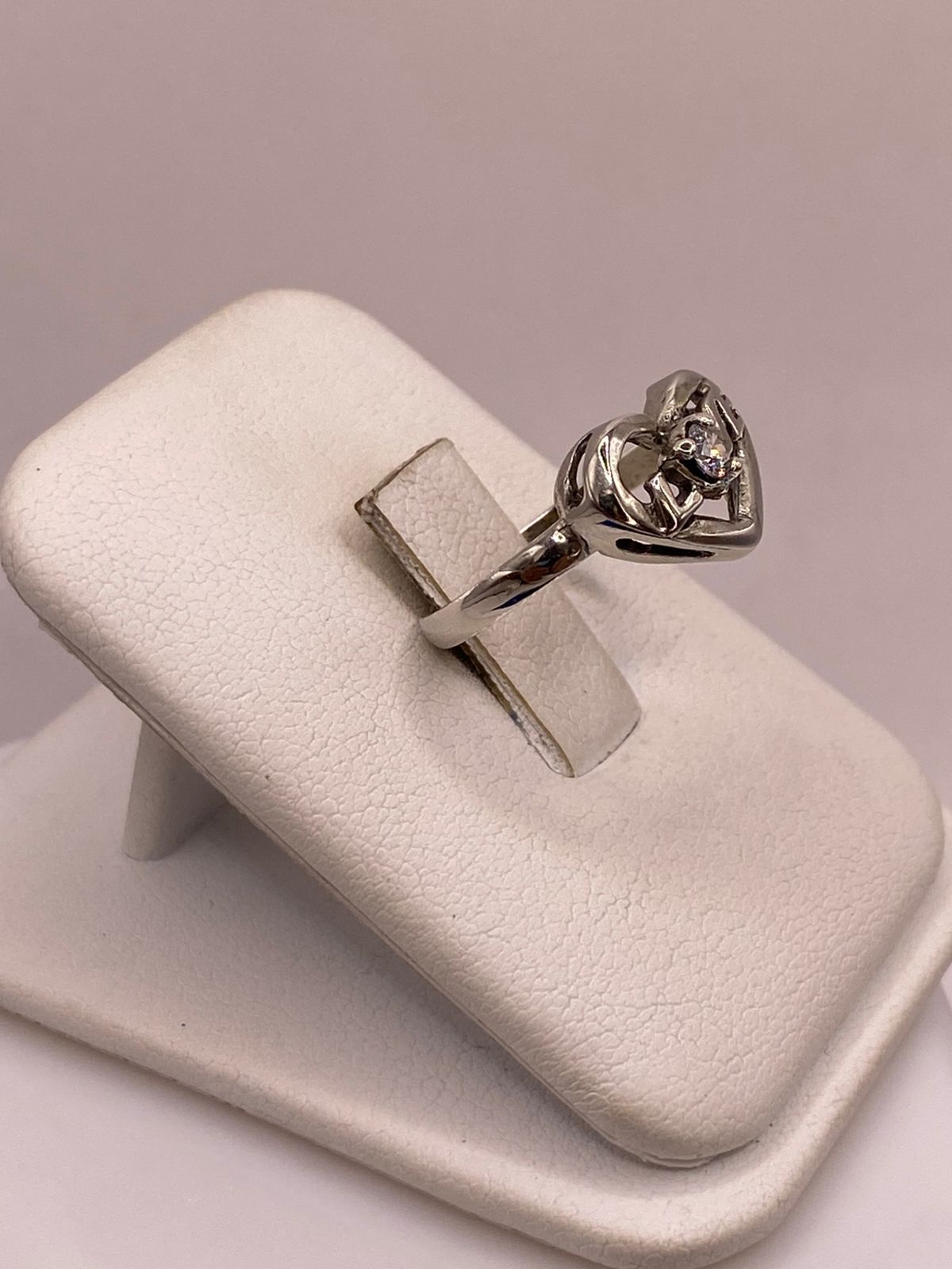 Anillo de Corazón Love en Plata Ley 925 con Zirconia Blanca, vista frontal
