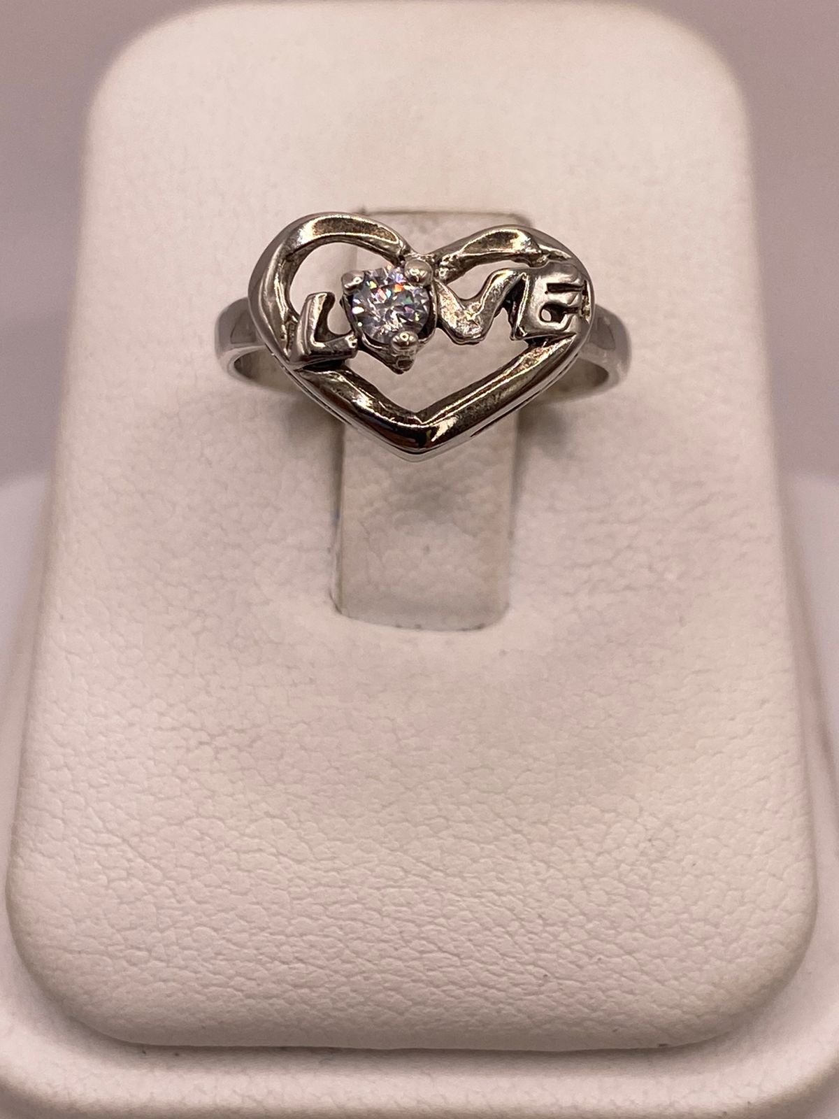 Anillo de Corazón Love en Plata Ley 925 con Zirconia Blanca, vista lateral