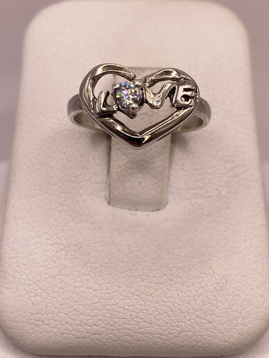 Anillo de Corazón Love en Plata Ley 925 con Zirconia Blanca — ángulo diagonal