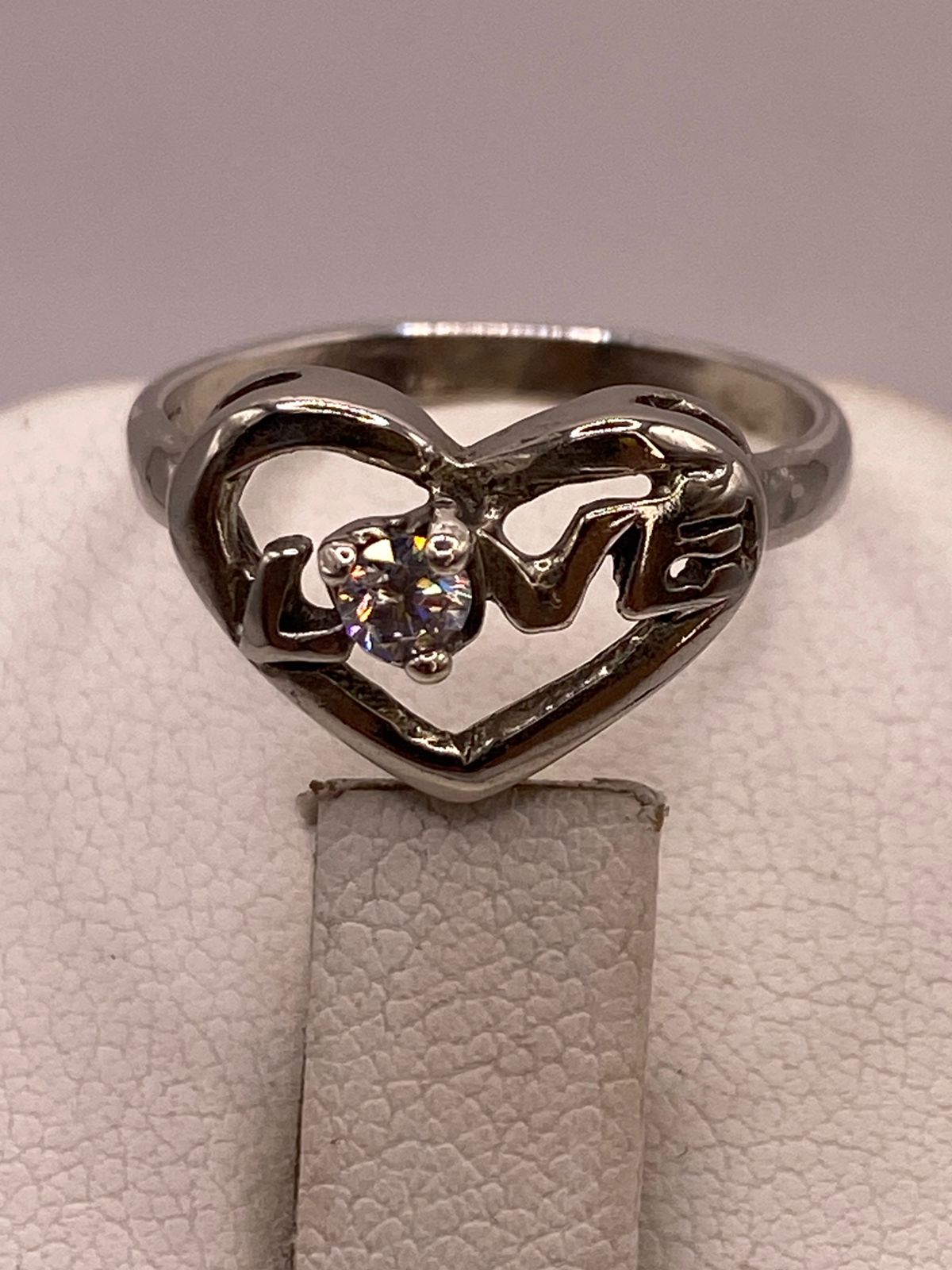 Anillo de Corazón Love en Plata Ley 925 con Zirconia Blanca, sello de autenticidad Plata Ley .925