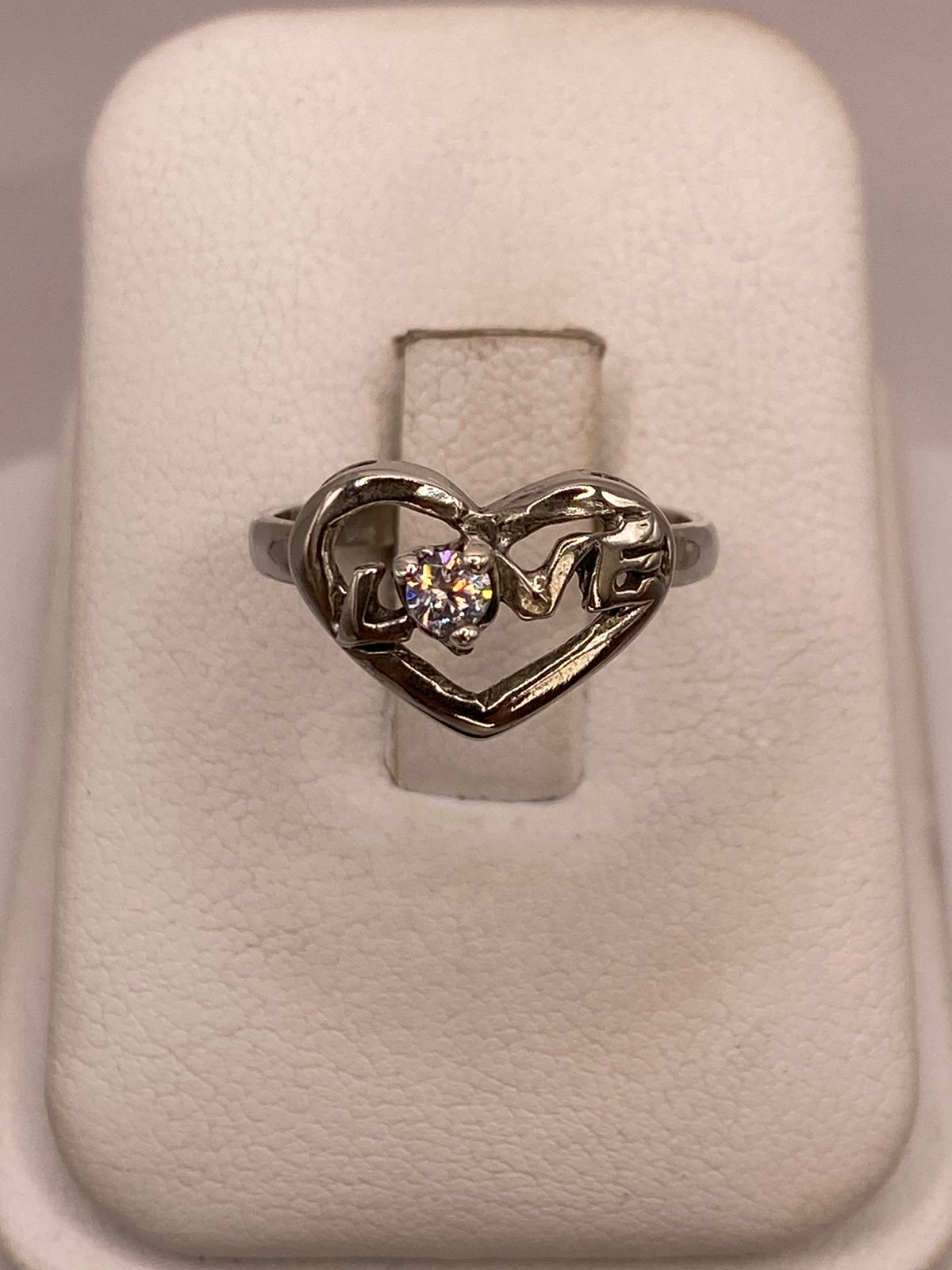 Anillo de Corazón Love en Plata Ley 925 con Zirconia Blanca, vista de detalle