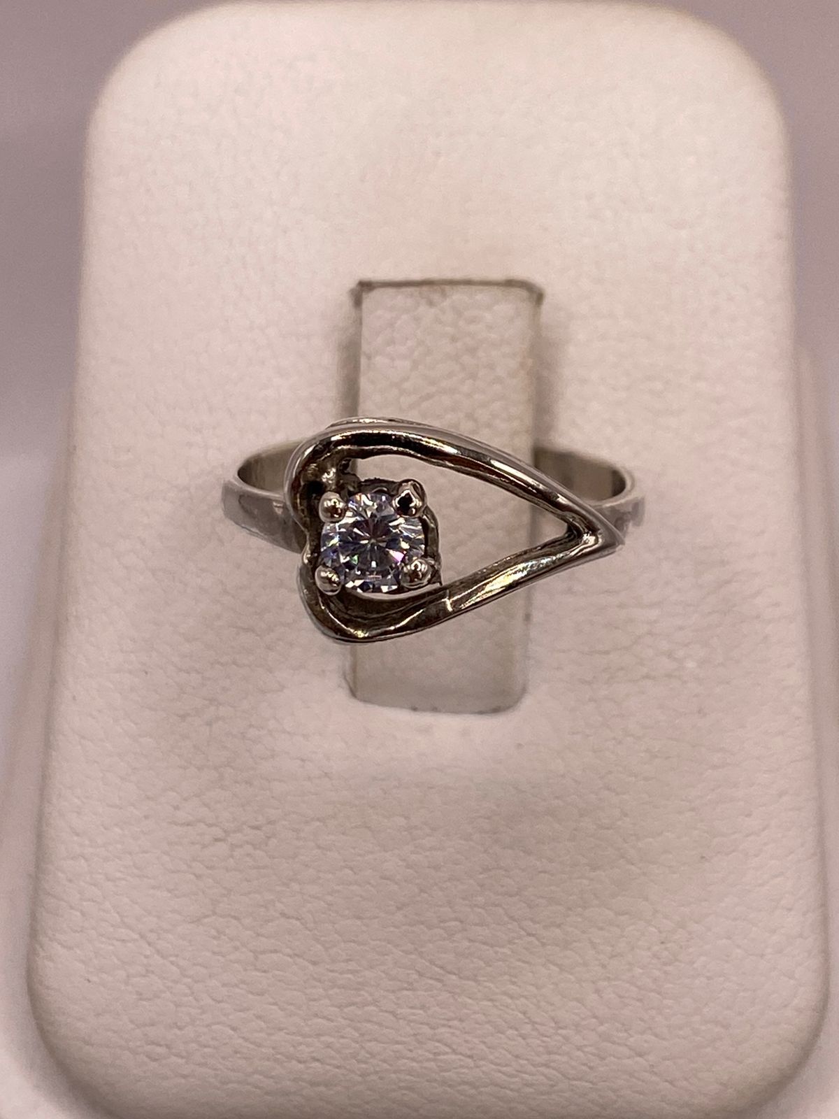 Anillo Corazón Moderno con Zirconia en Plata Ley 925, vista frontal