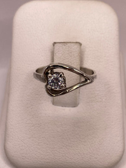 Anillo Corazón Moderno con Zirconia en Plata Ley 925, vista frontal