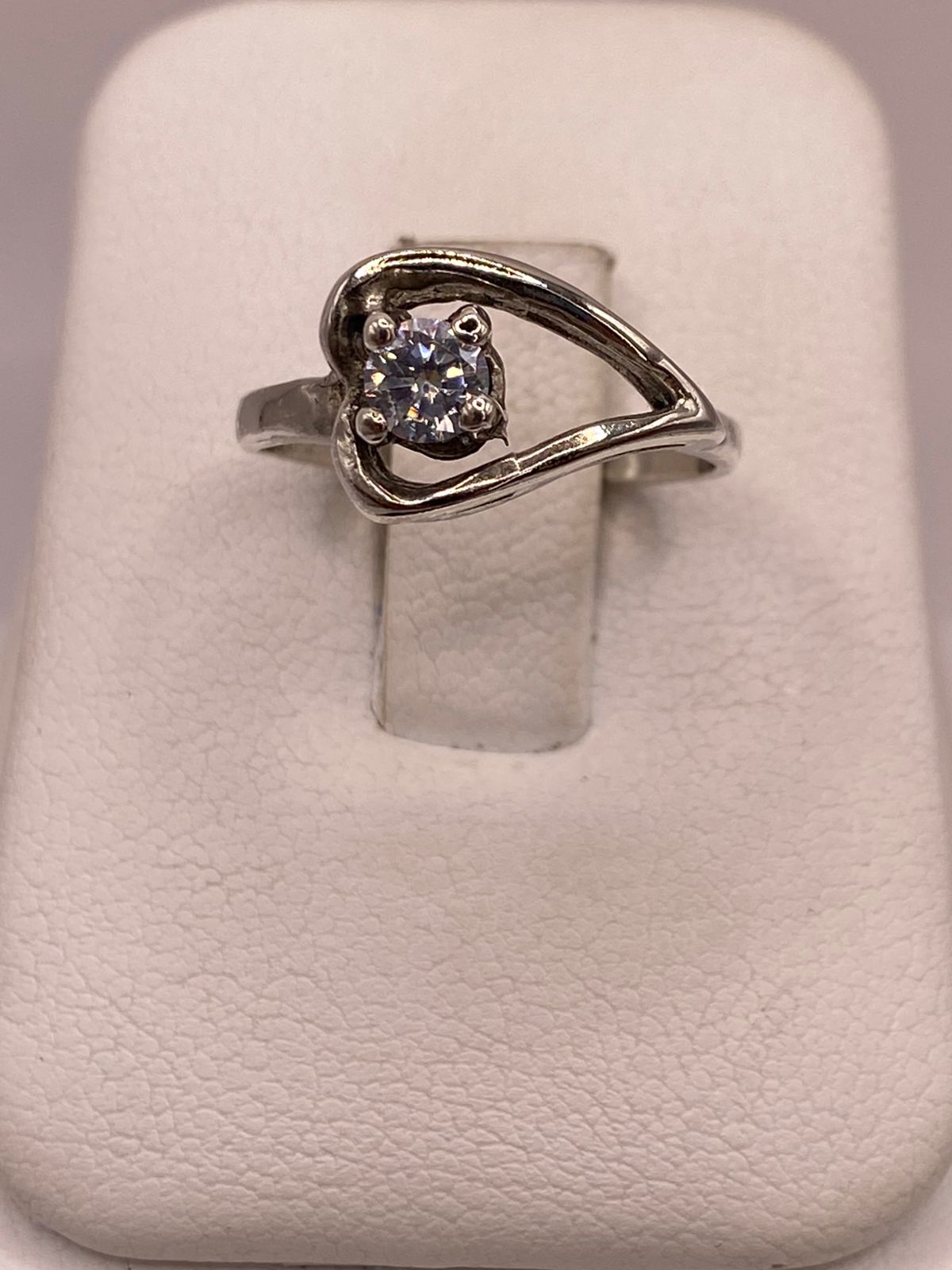 Anillo Corazón Moderno con Zirconia en Plata Ley 925, vista de detalle