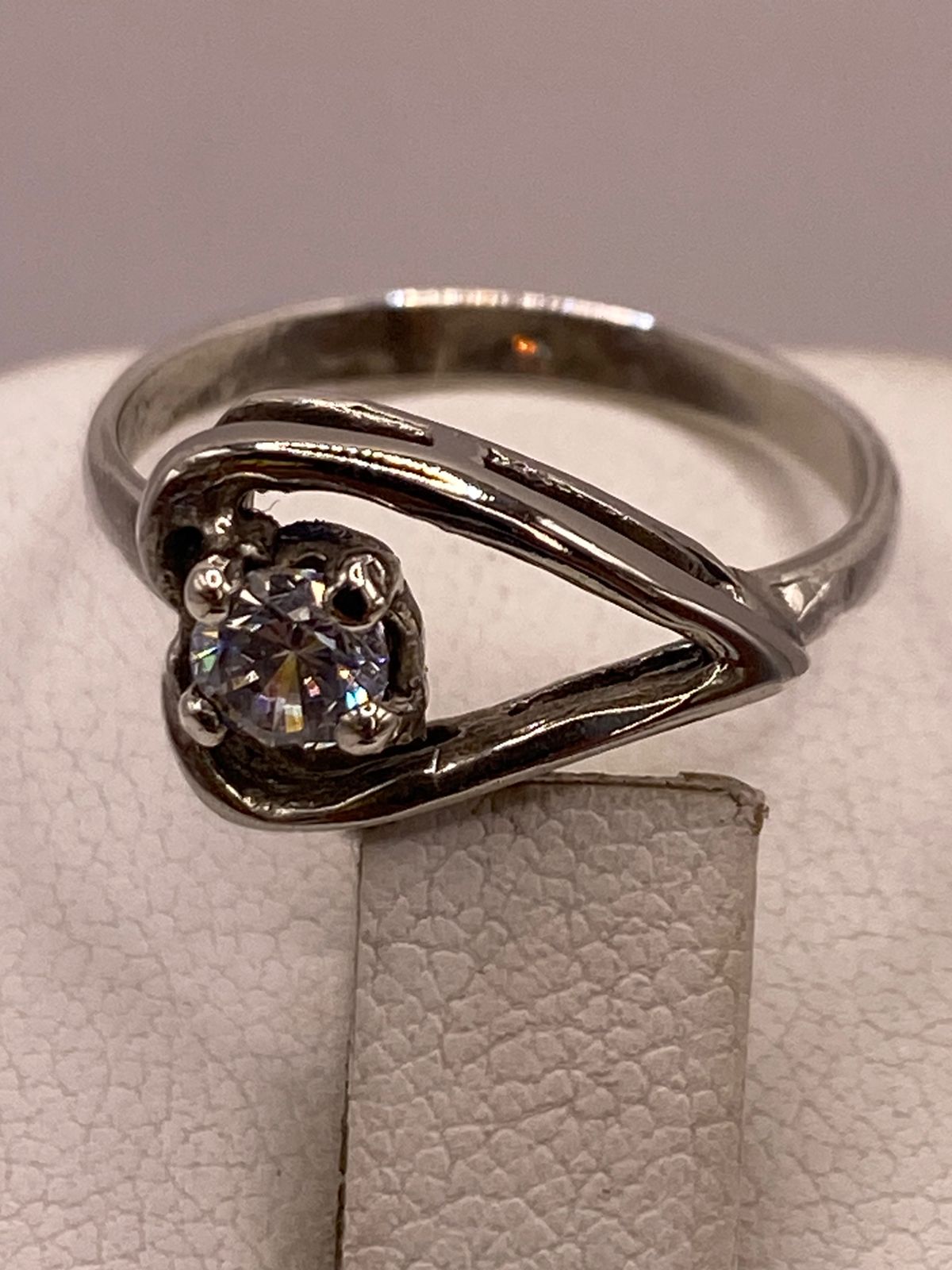 Anillo Corazón Moderno con Zirconia en Plata Ley 925, vista superior