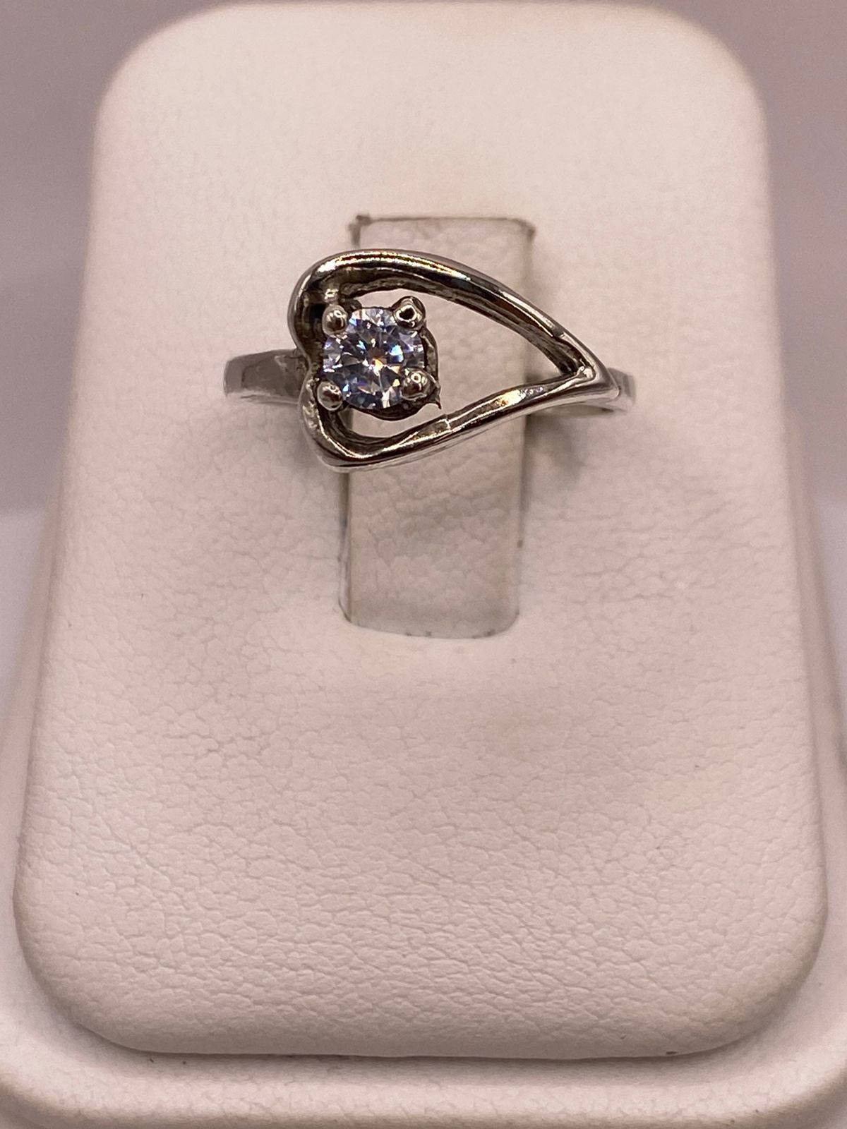 Anillo Corazón Moderno con Zirconia en Plata Ley 925 en báscula mostrando peso