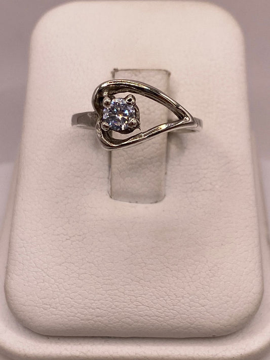 Anillo Corazón Moderno con Zirconia en Plata Ley 925 en báscula mostrando peso