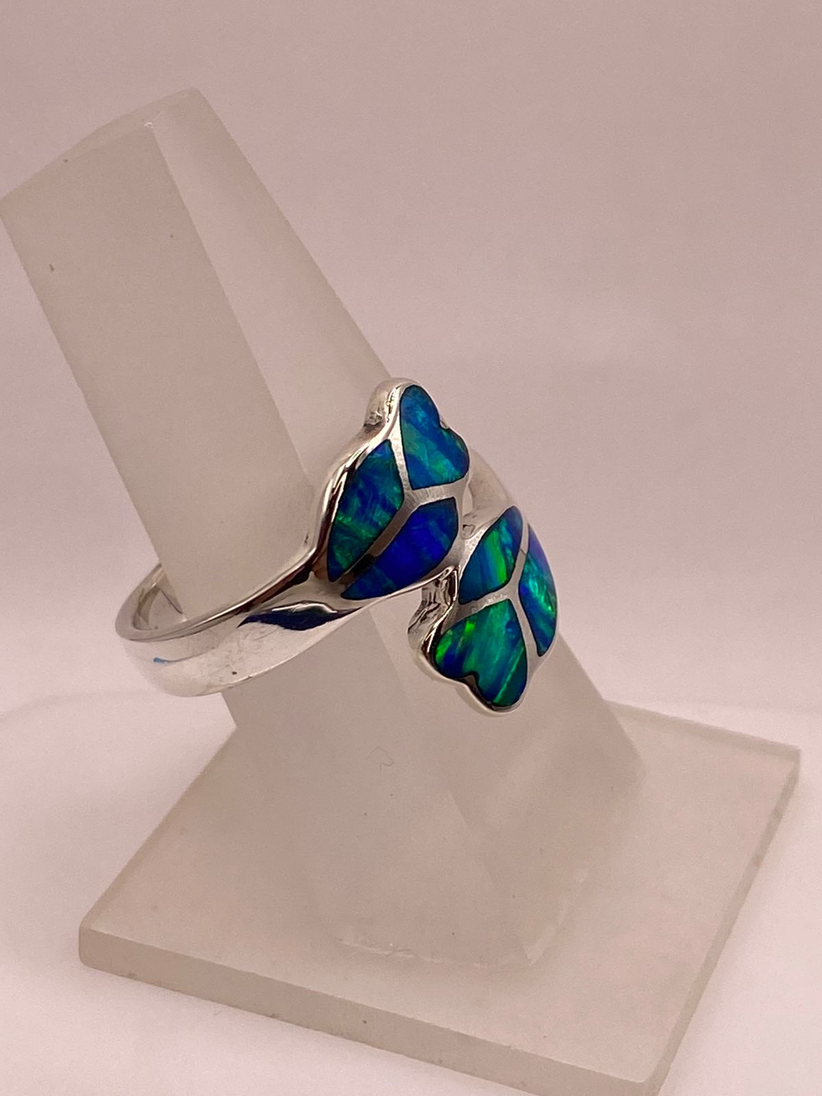 Anillo Corazón con Ópalo de Fuego en Plata Ley .950, vista de detalle