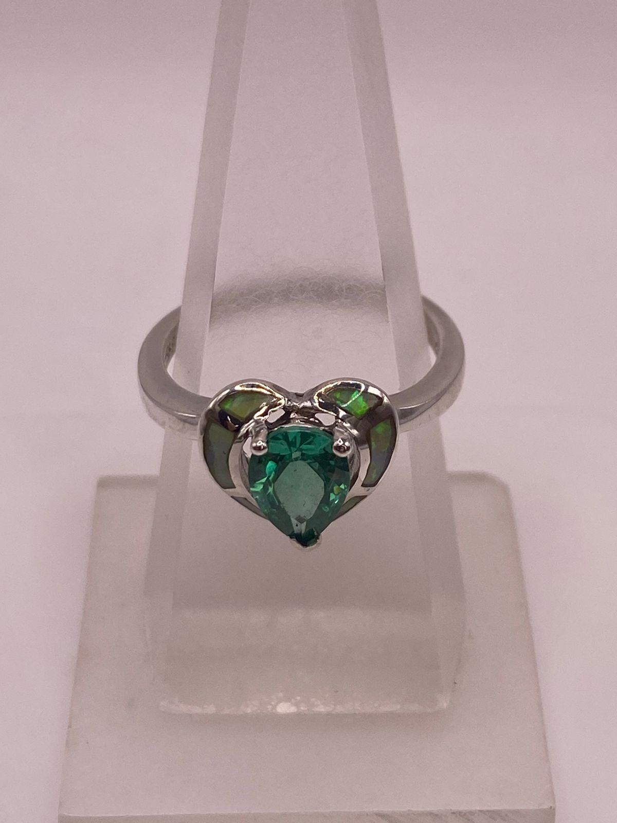 anillo Corazón Ópalo Verde & Zirconia Esmeralda Plata 925 — ángulo diagonal