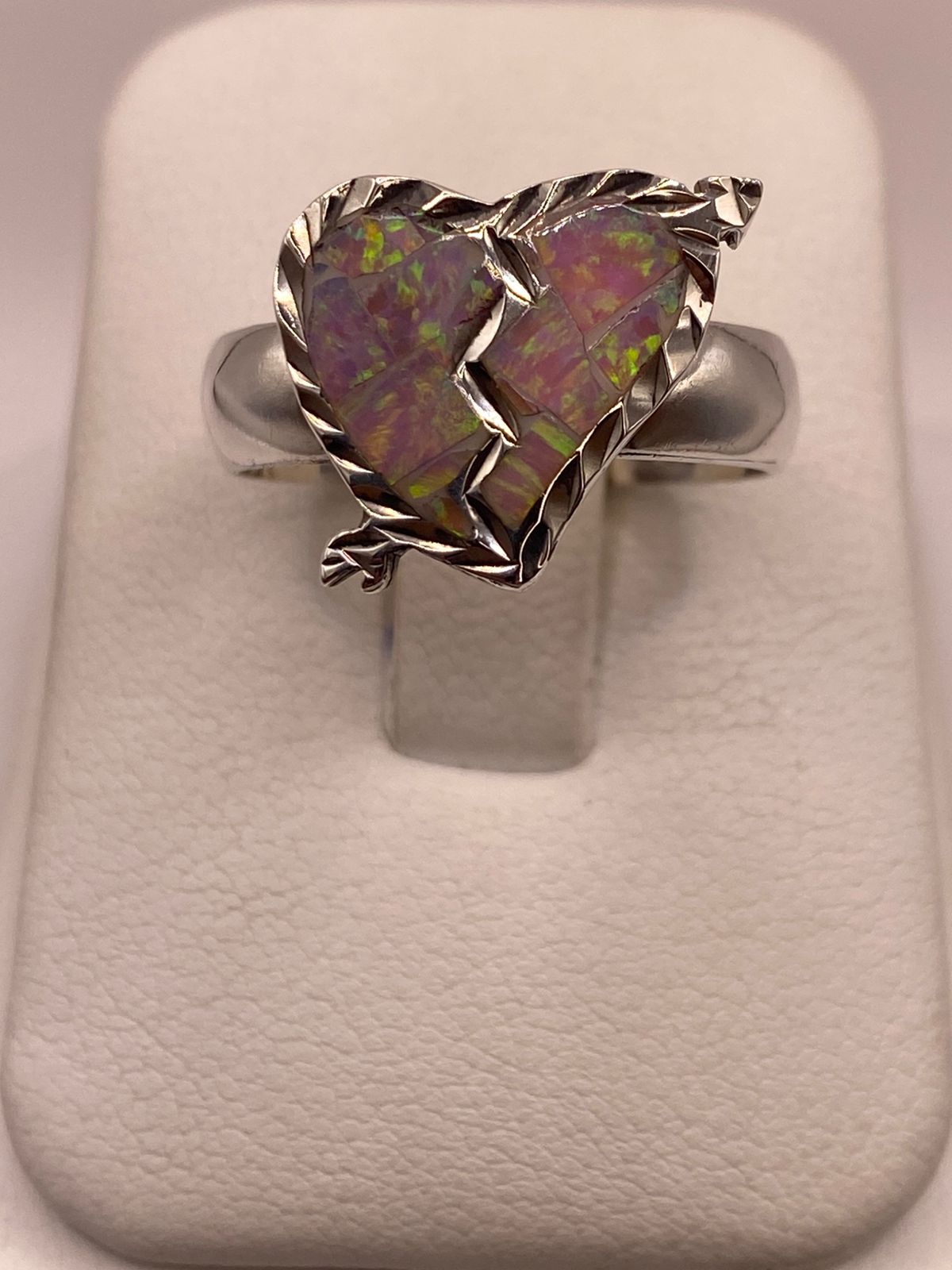 Anillo Corazón Partido de Plata Ley 950 con Ópalo de Fuego en báscula mostrando peso