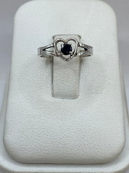 Anillo de Corazón con Piedra Negra en Plata Ley 925, vista frontal