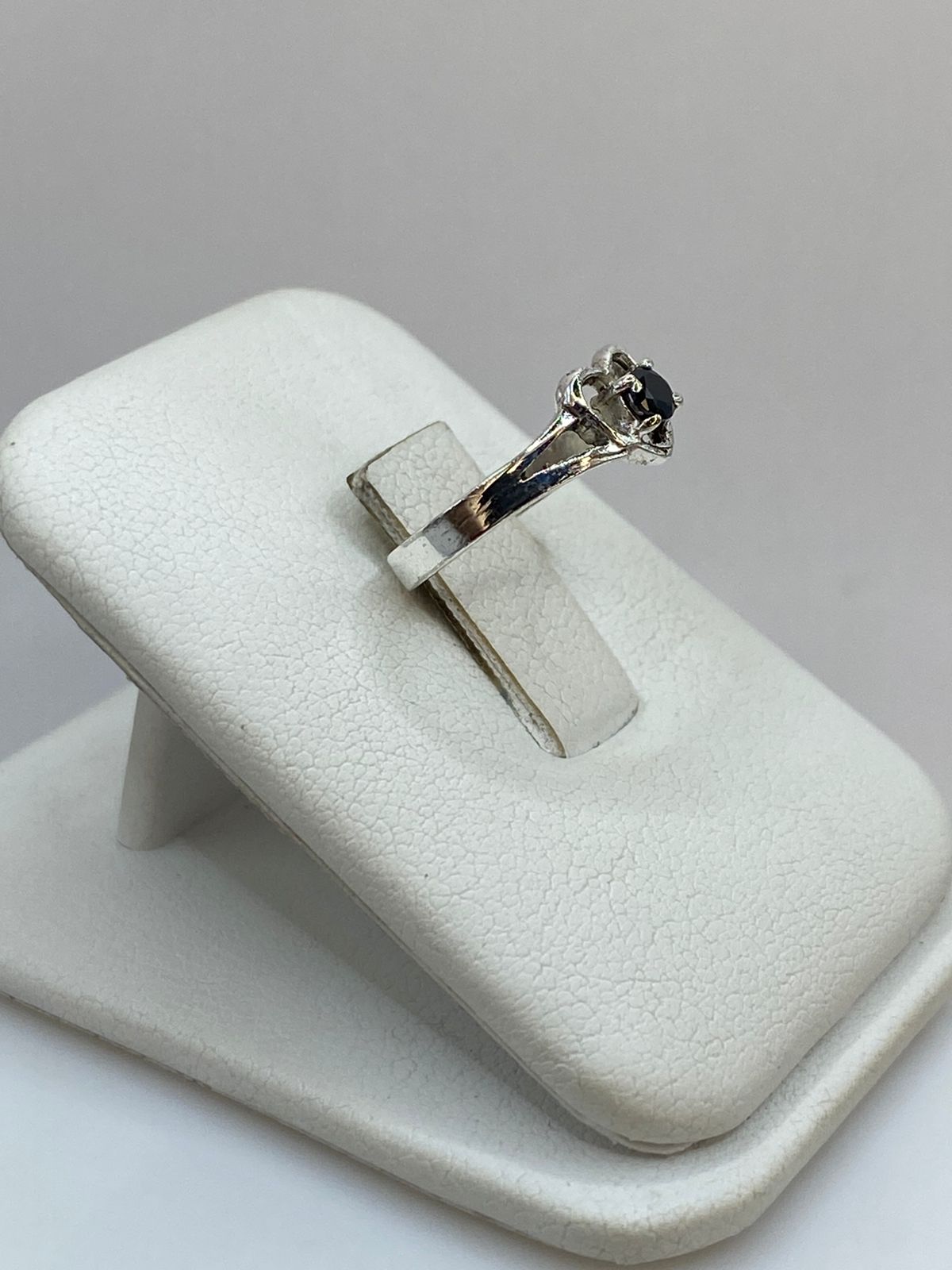 Anillo de Corazón con Piedra Negra en Plata Ley 925, vista lateral