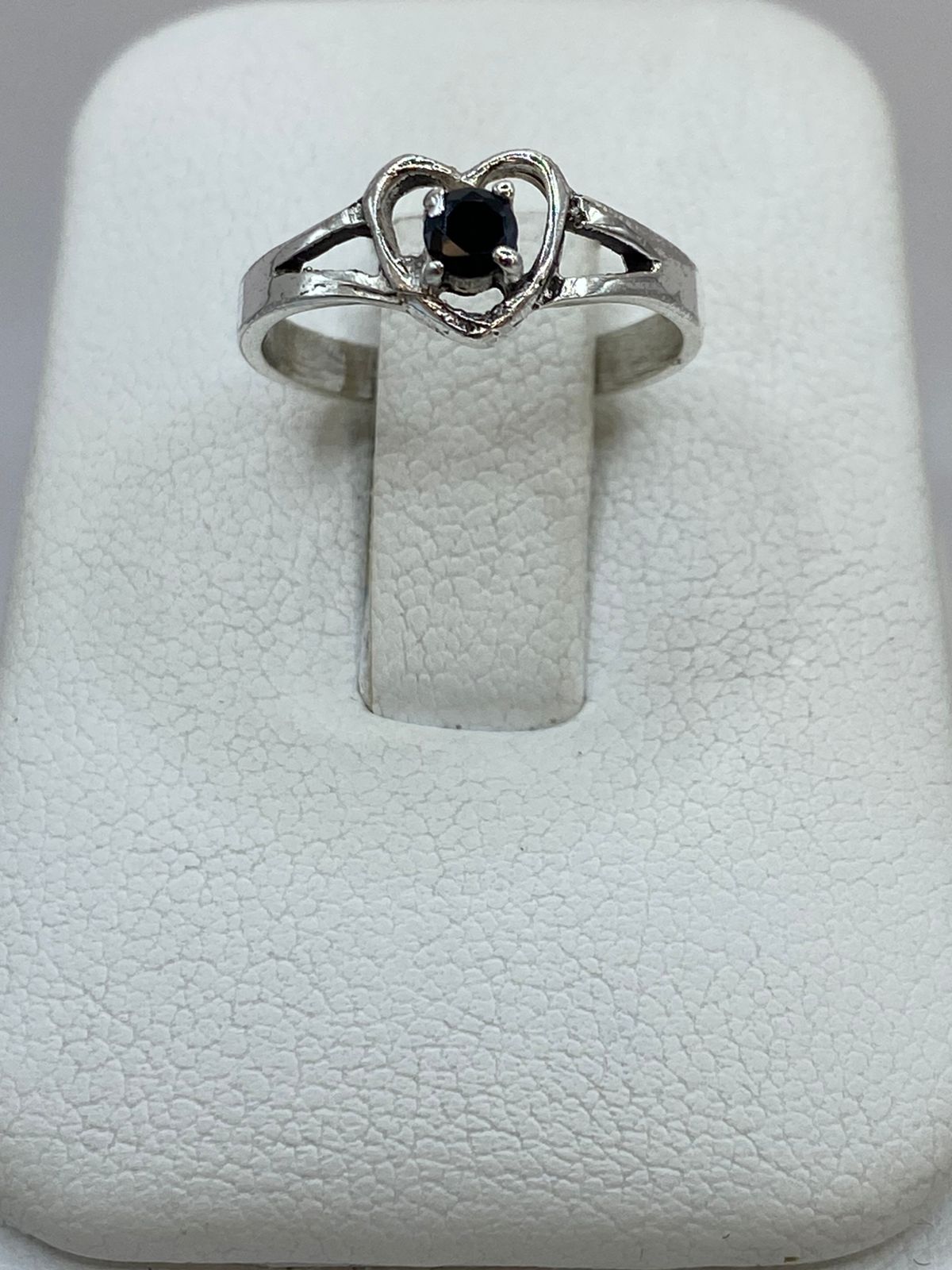 Anillo de Corazón con Piedra Negra en Plata Ley 925 — detalle de acabado