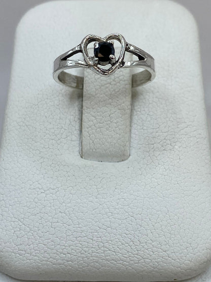 Anillo de Corazón con Piedra Negra en Plata Ley 925 — detalle de acabado
