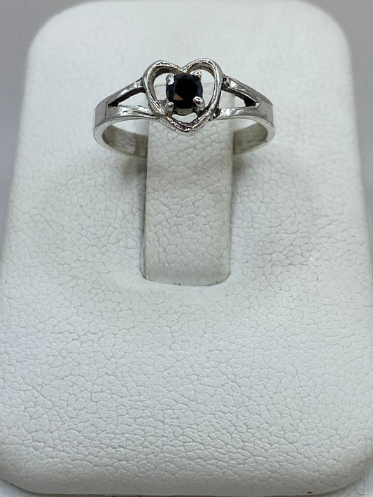 Anillo de Corazón con Piedra Negra en Plata Ley 925 — detalle de acabado