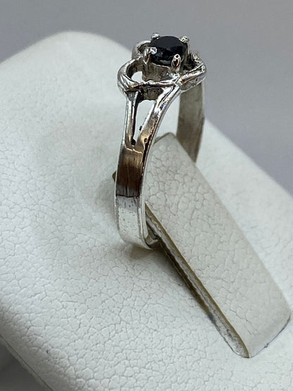 Anillo de Corazón con Piedra Negra en Plata Ley 925, vista posterior