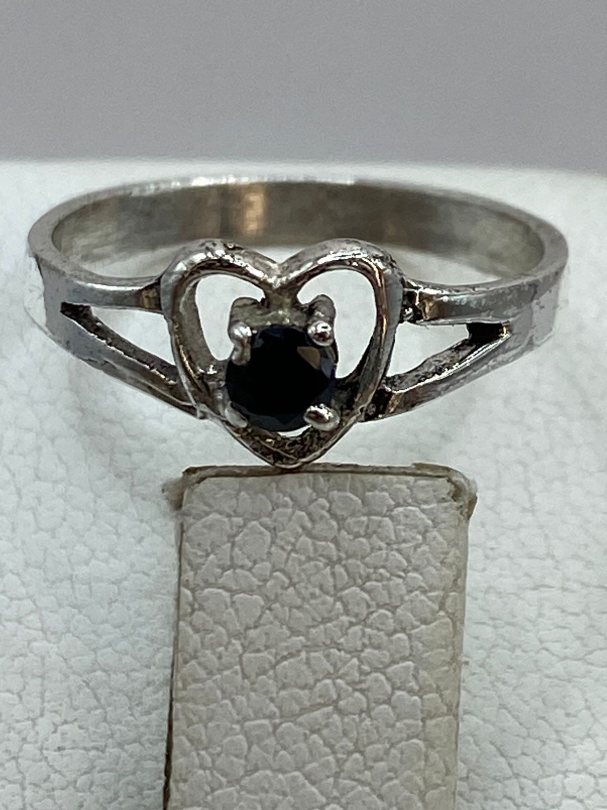 Anillo de Corazón con Piedra Negra en Plata Ley 925, sello de autenticidad Plata Ley .925