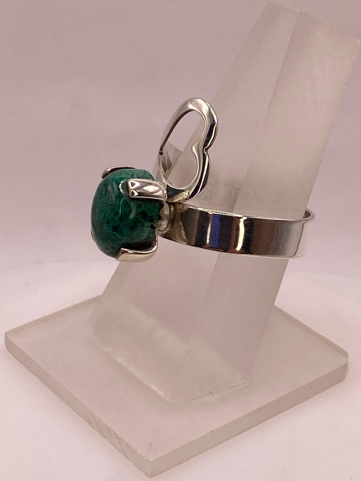 Anillo con Corazón de Plata Ley 925 y Malaquita, vista frontal