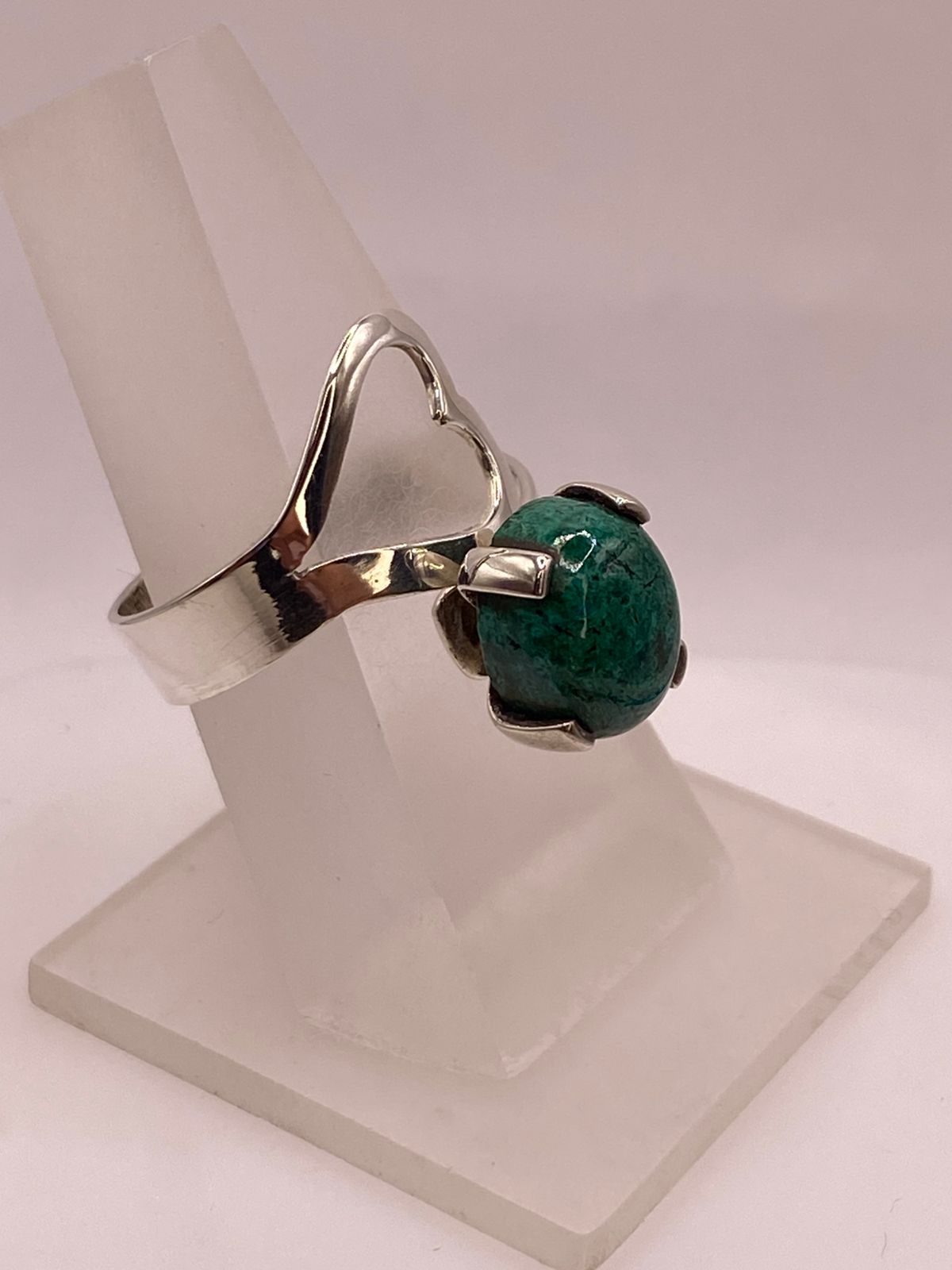 Anillo con Corazón de Plata Ley 925 y Malaquita, vista lateral