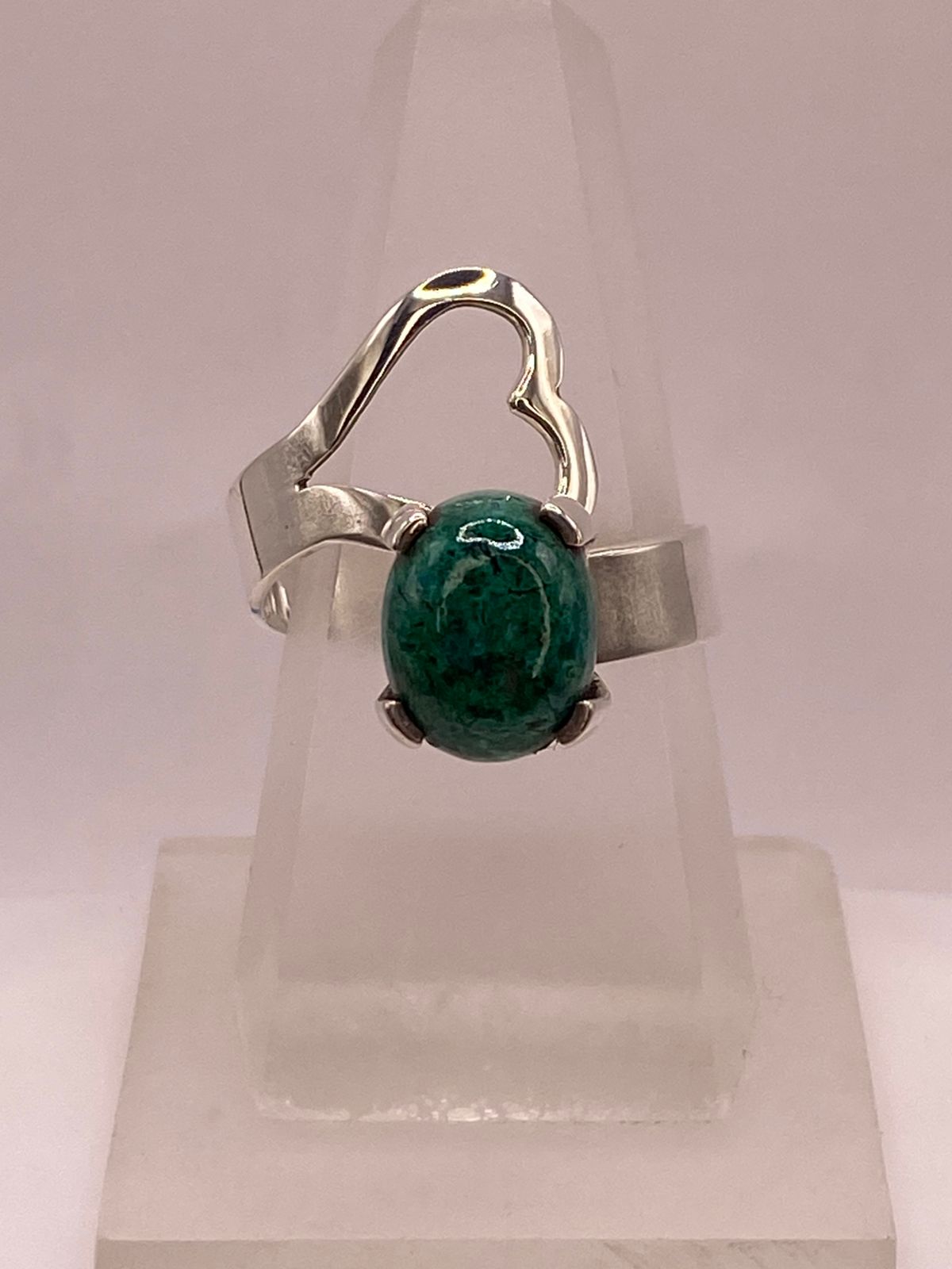 Anillo con Corazón de Plata Ley 925 y Malaquita — vista lateral