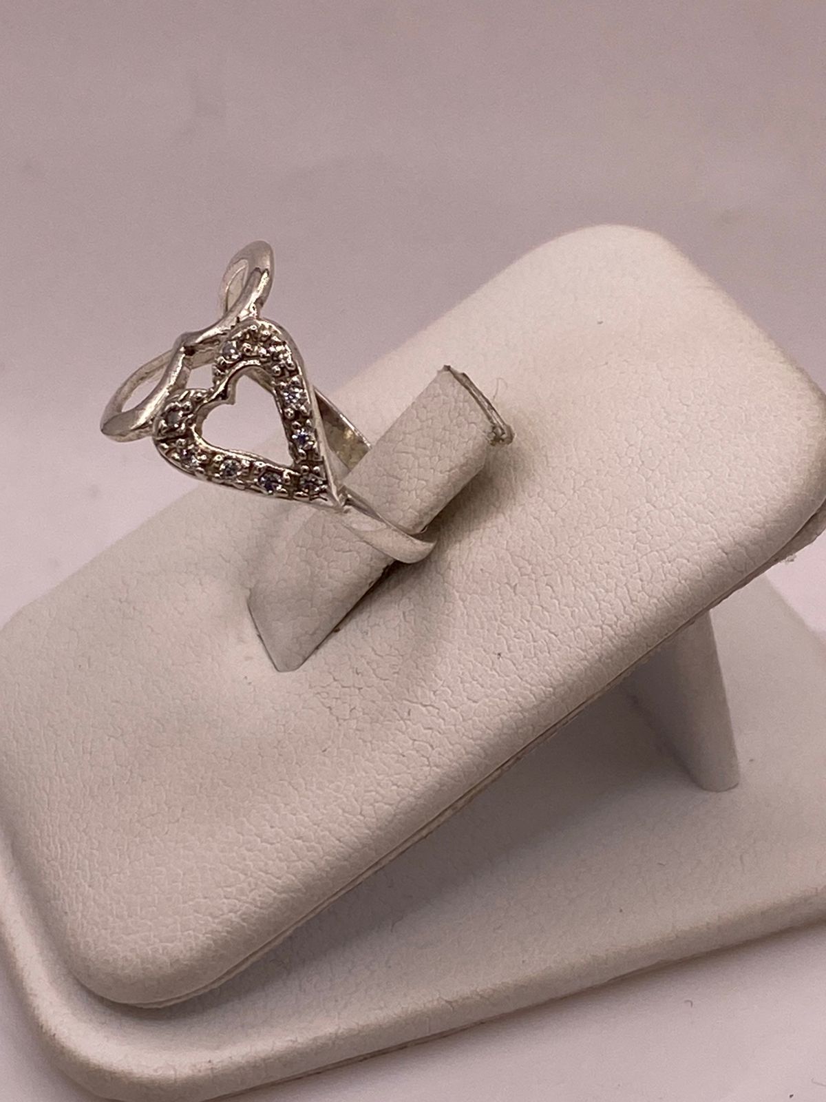 Anillo de Corazón de Plata Ley 925 con Zirconia, vista lateral
