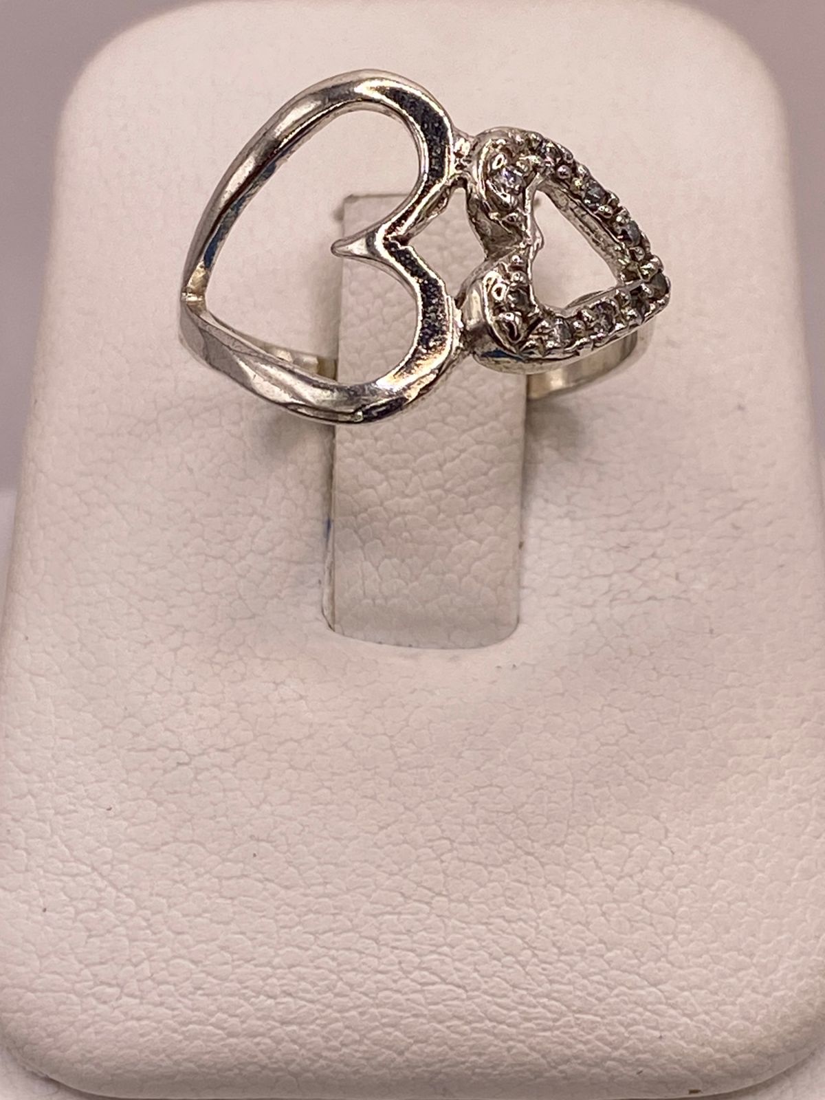 Anillo de Corazón de Plata Ley 925 con Zirconia en báscula mostrando peso