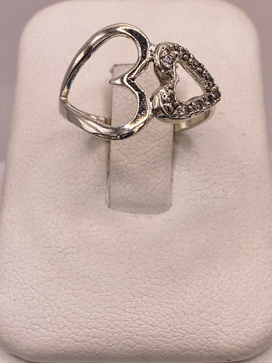 Anillo de Corazón de Plata Ley 925 con Zirconia en báscula mostrando peso
