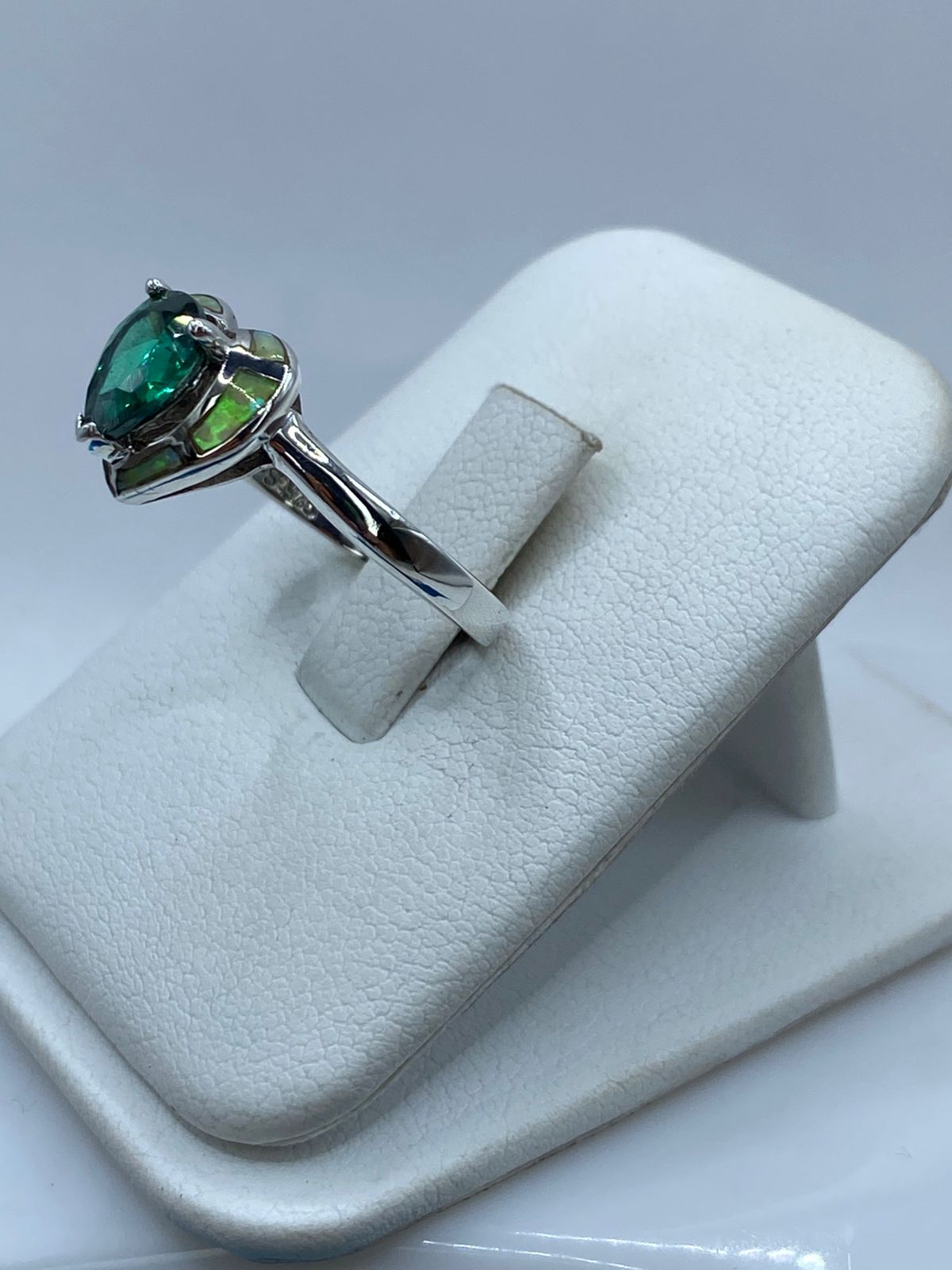 Anillo Corazón de Plata .925 con Ópalo de Fuego y Zirconia, vista lateral