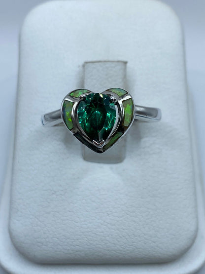 Anillo Corazón de Plata .925 con Ópalo de Fuego y Zirconia en báscula mostrando peso