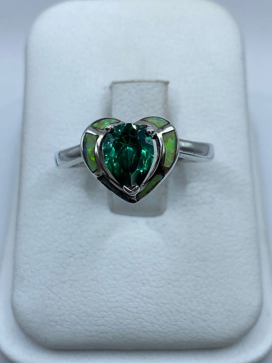 Anillo Corazón de Plata .925 con Ópalo de Fuego y Zirconia en báscula mostrando peso