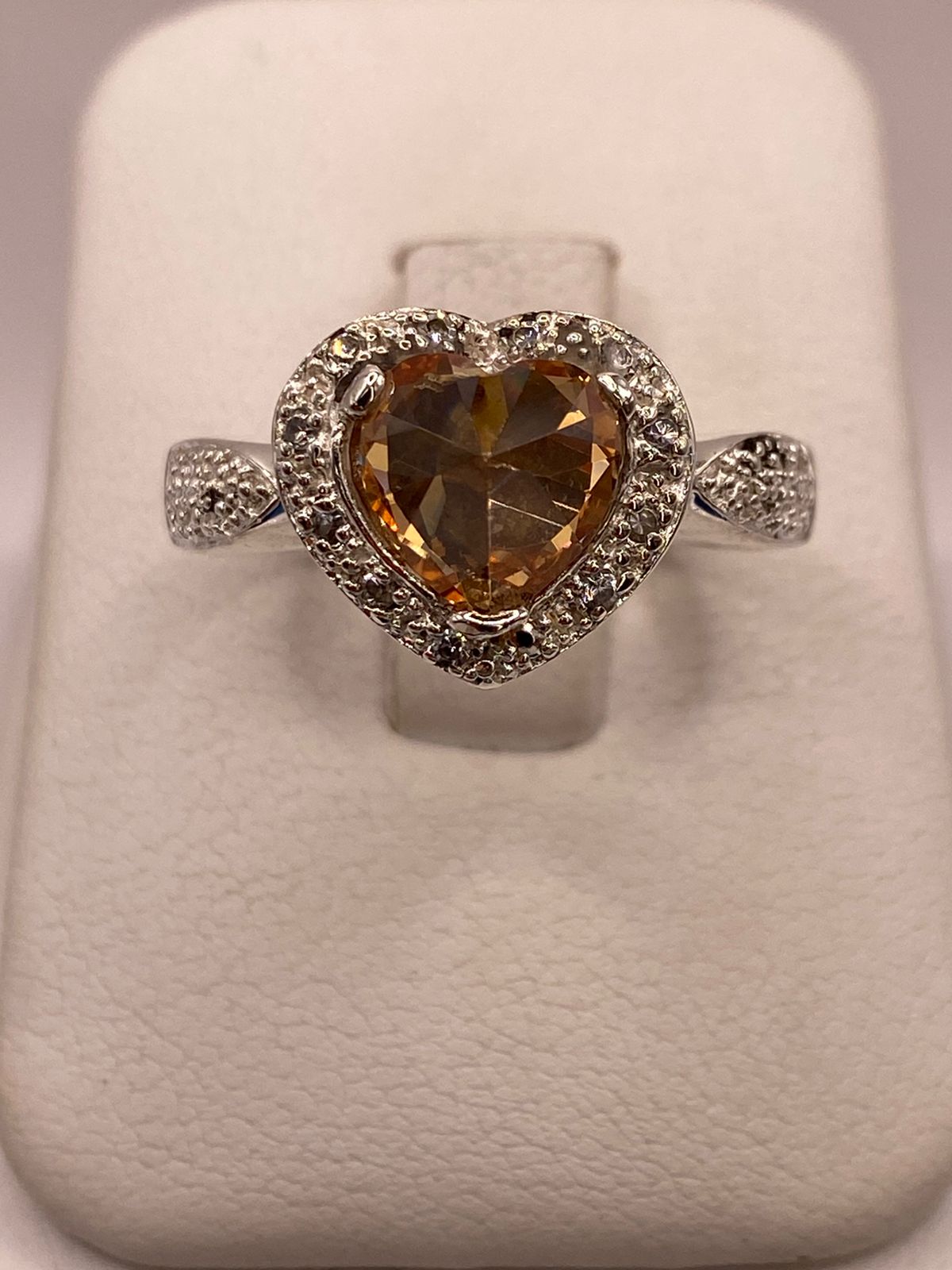 Anillo Corazón de Plata 925 con Zirconia — ángulo diagonal