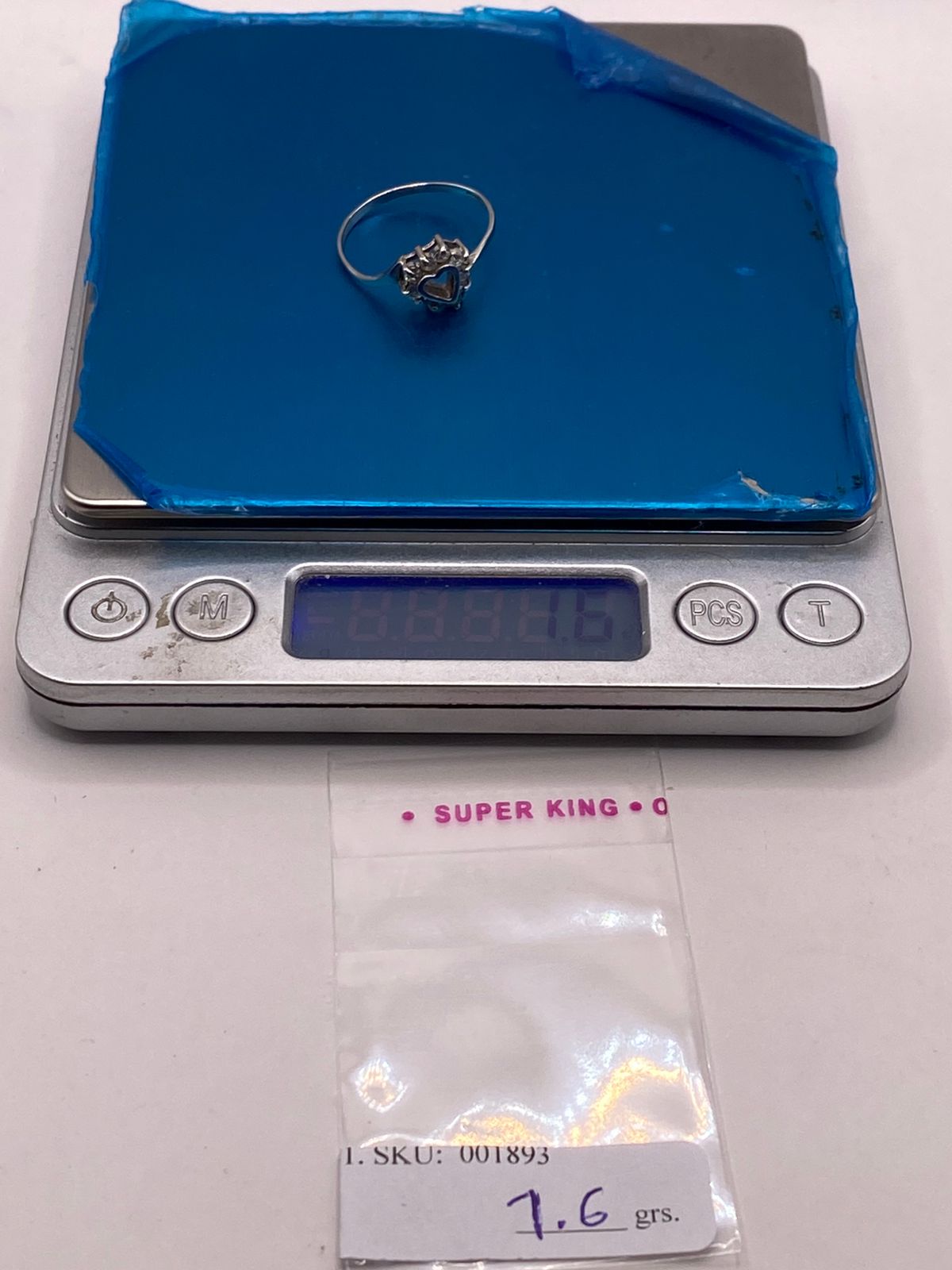 Anillo Corazón con Zirconias en Plata Ley 925, peso en gramos (báscula)