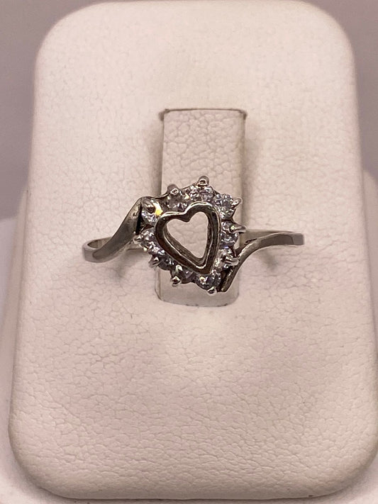 Anillo Corazón con Zirconias en Plata Ley 925 — ángulo diagonal