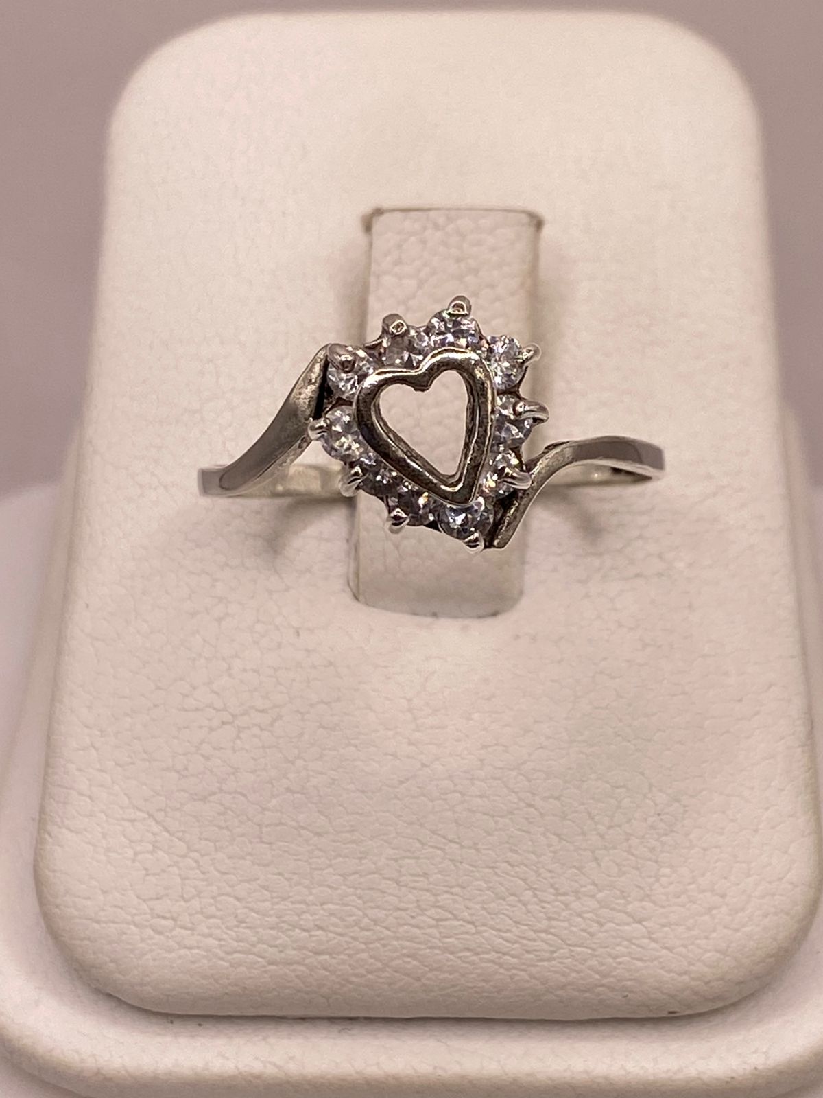 Anillo Corazón con Zirconias en Plata Ley 925, vista de detalle