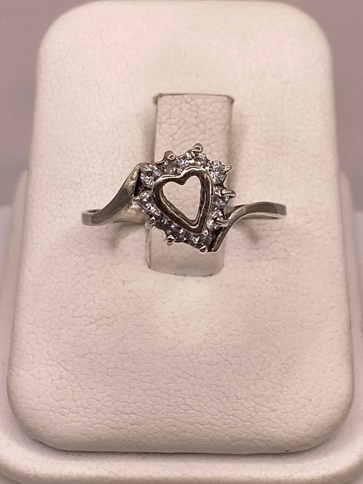 Anillo Corazón con Zirconias en Plata Ley 925 — ángulo diagonal