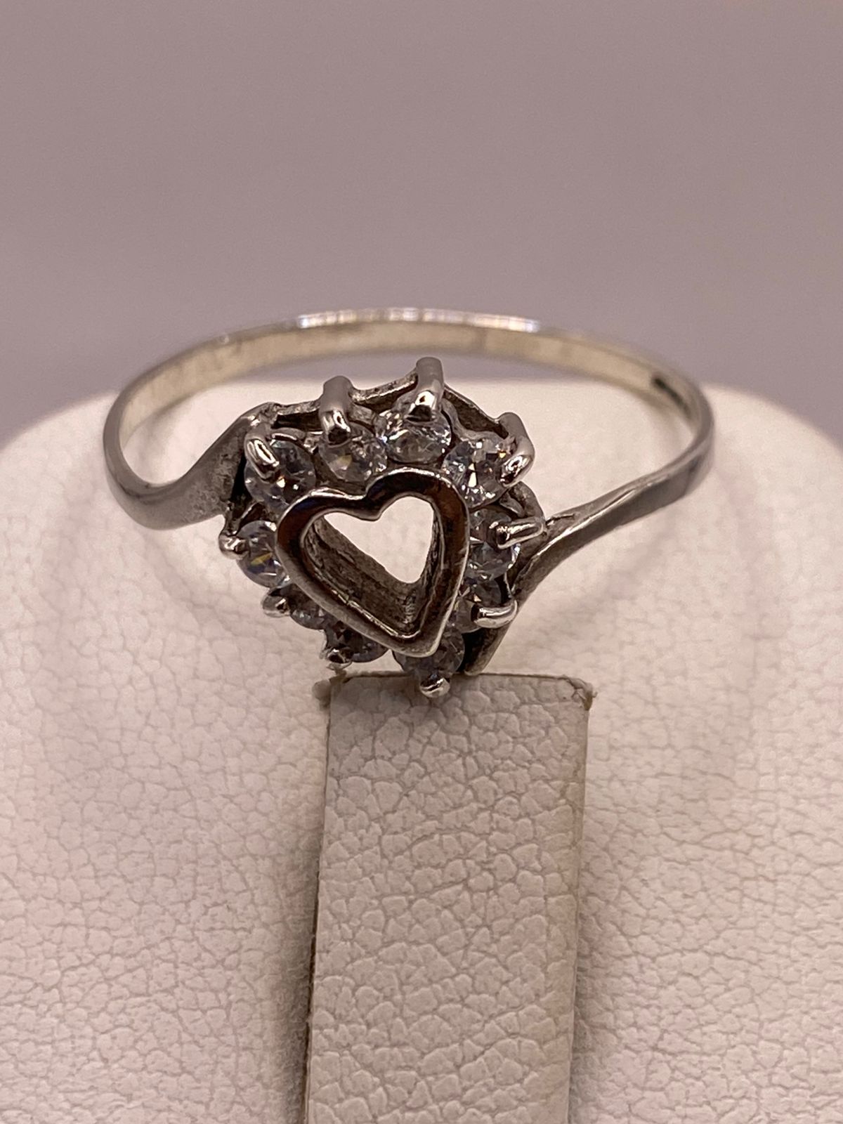 Anillo Corazón con Zirconias en Plata Ley 925, sello de autenticidad Plata Ley .925