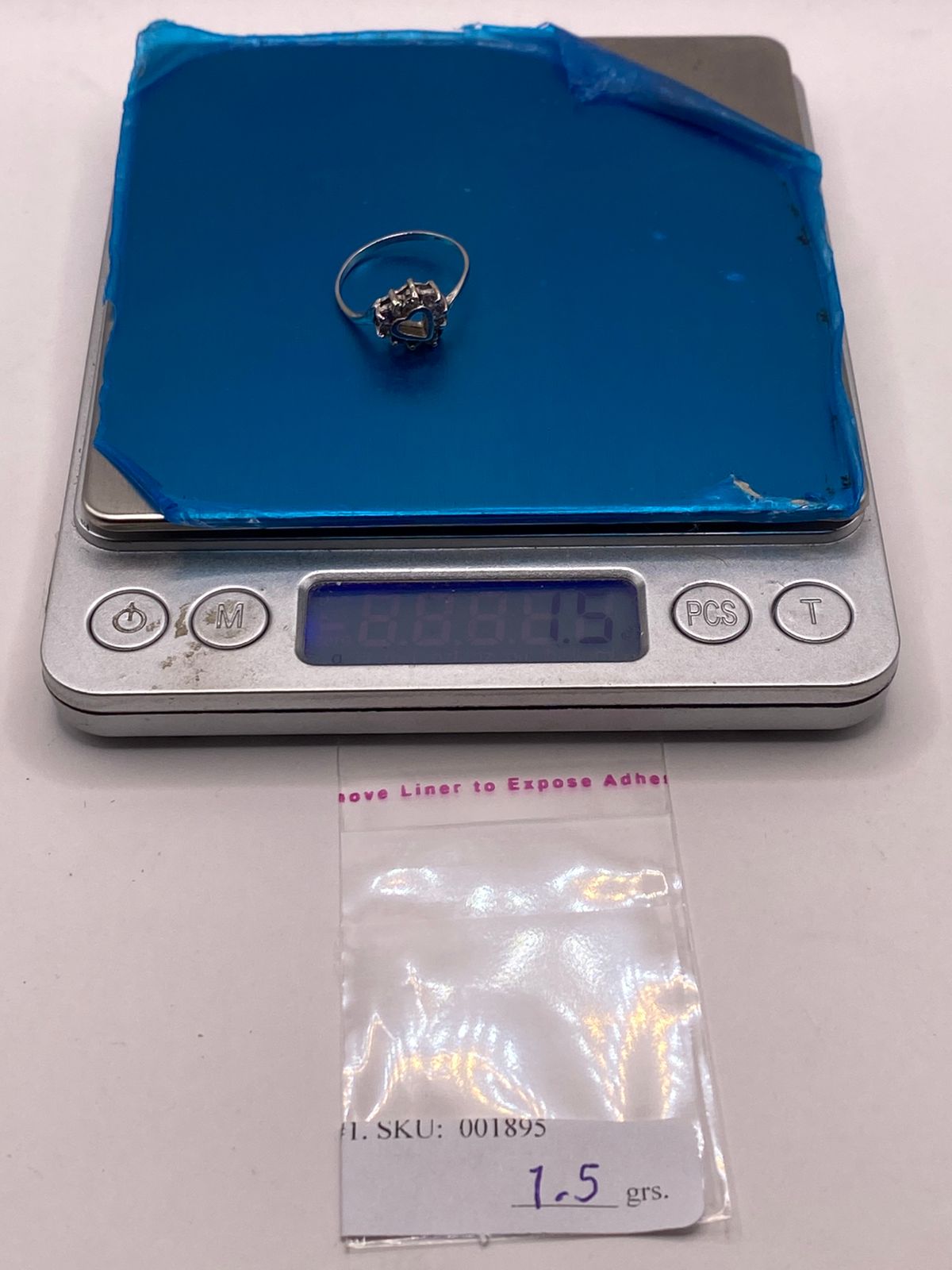 Anillo Corazón con Zirconias en Plata Ley 925, peso en gramos (báscula)