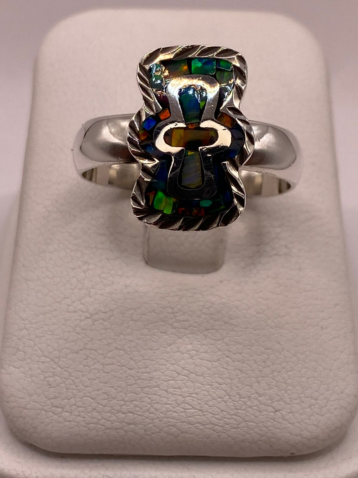 Anillo Cruz Moderna con Ópalo de Fuego Multicolor en Plata Ley .950, vista frontal