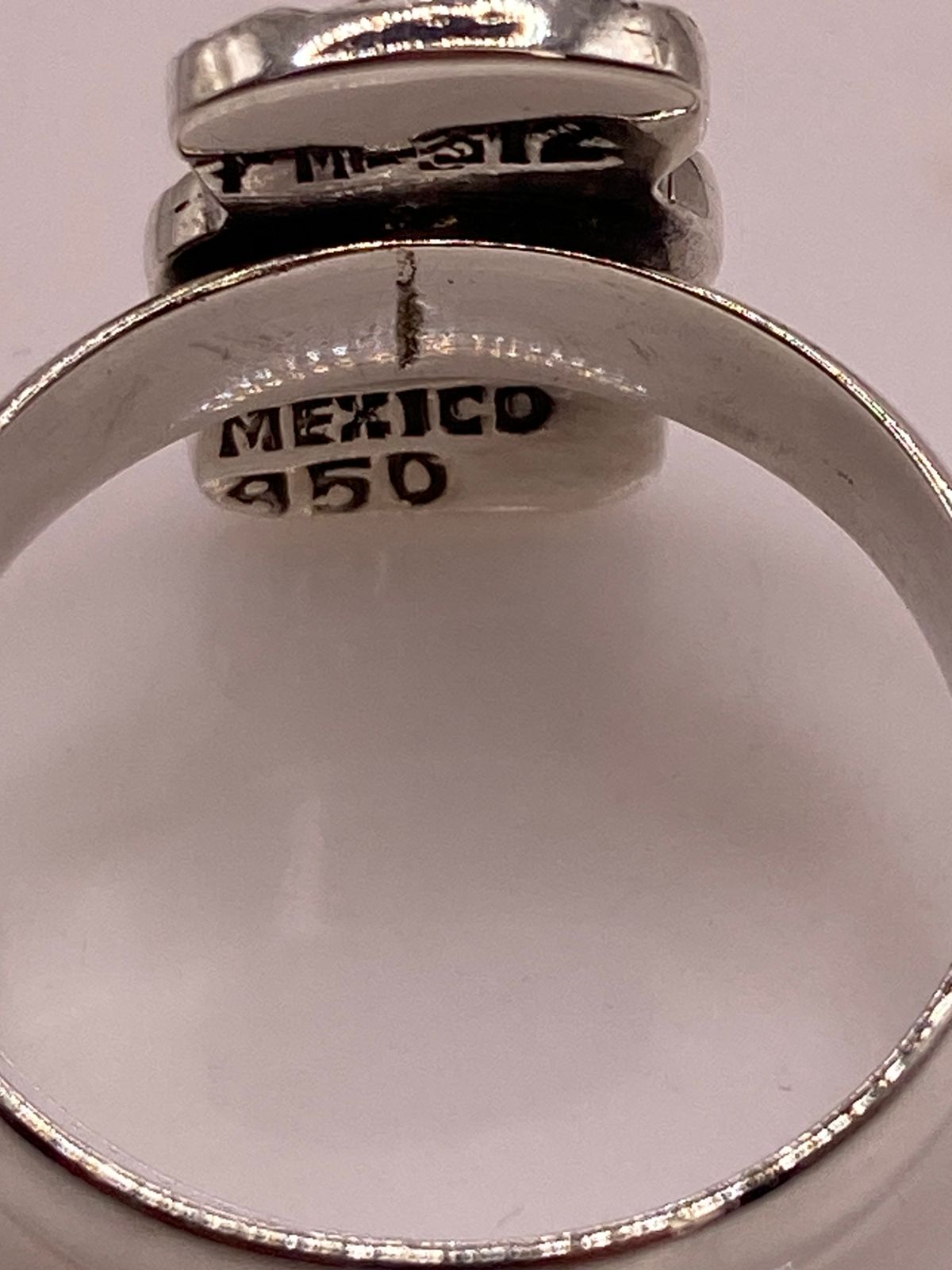 Anillo Cruz Moderna con Ópalo de Fuego Multicolor en Plata Ley .950, sello de autenticidad Plata Ley .925